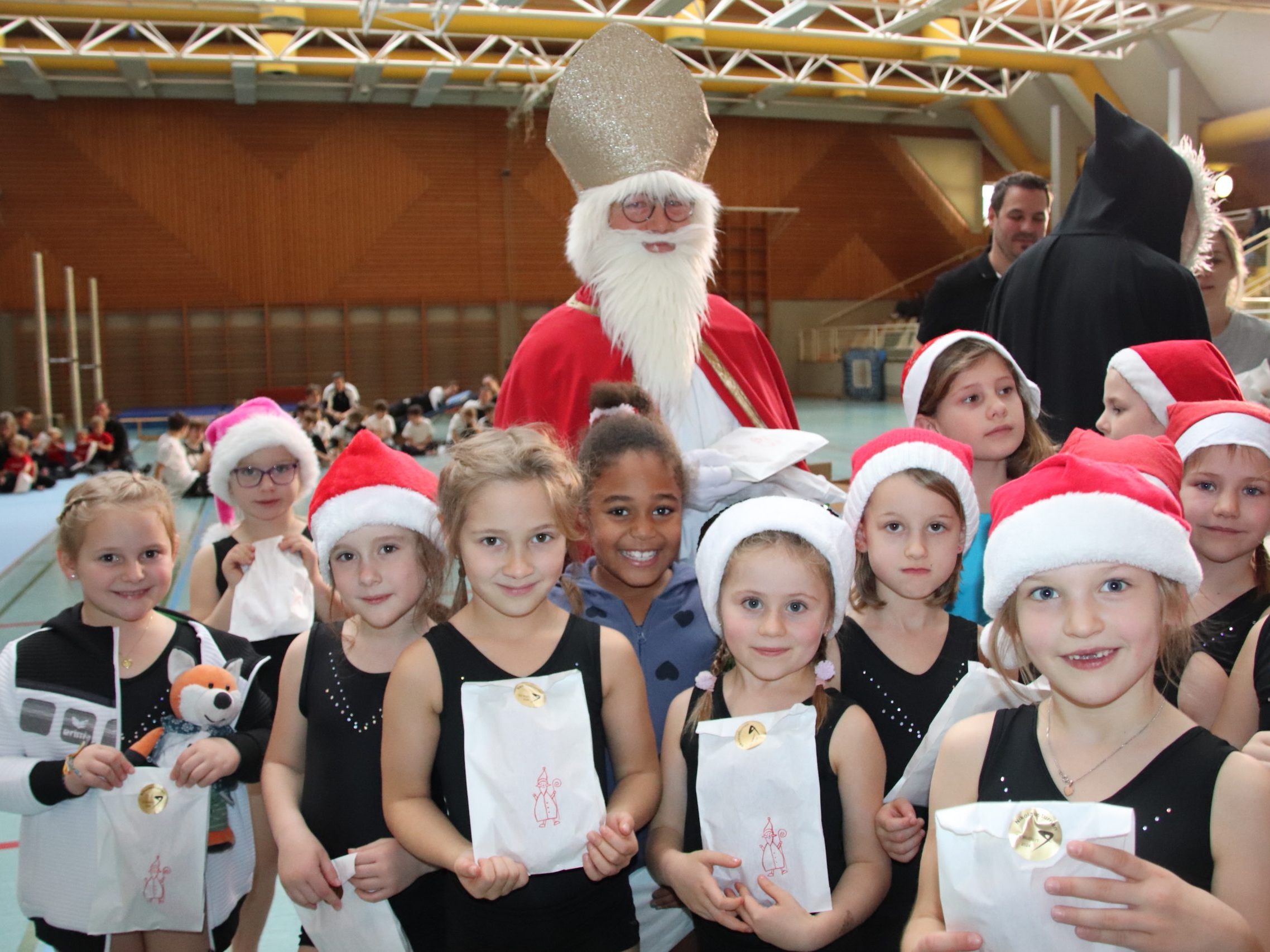 Der Heilige Nikolaus lobte die fleißigen Turner/innen sehr und hielt auch ein Säckle bereit. Der Heilige Nikolaus lobte die fleißigen Turner/innen sehr und hielt auch ein Säckle bereit.