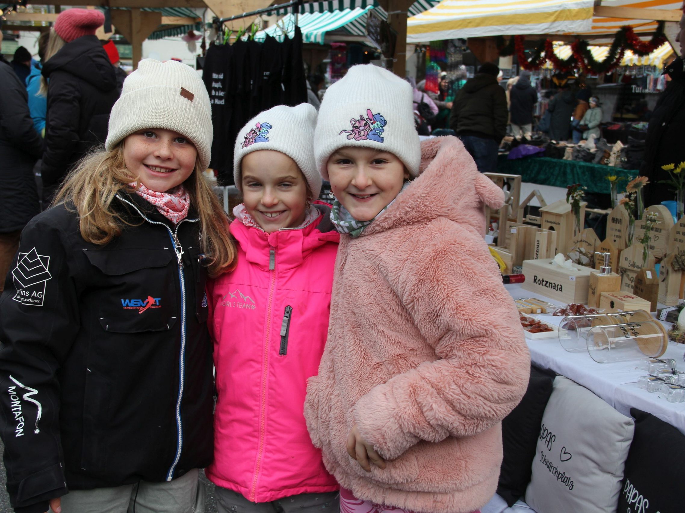 Eleonore mit ihren Freundinnen Mia und Lena hatte viel Spaß auf dem Markt.
