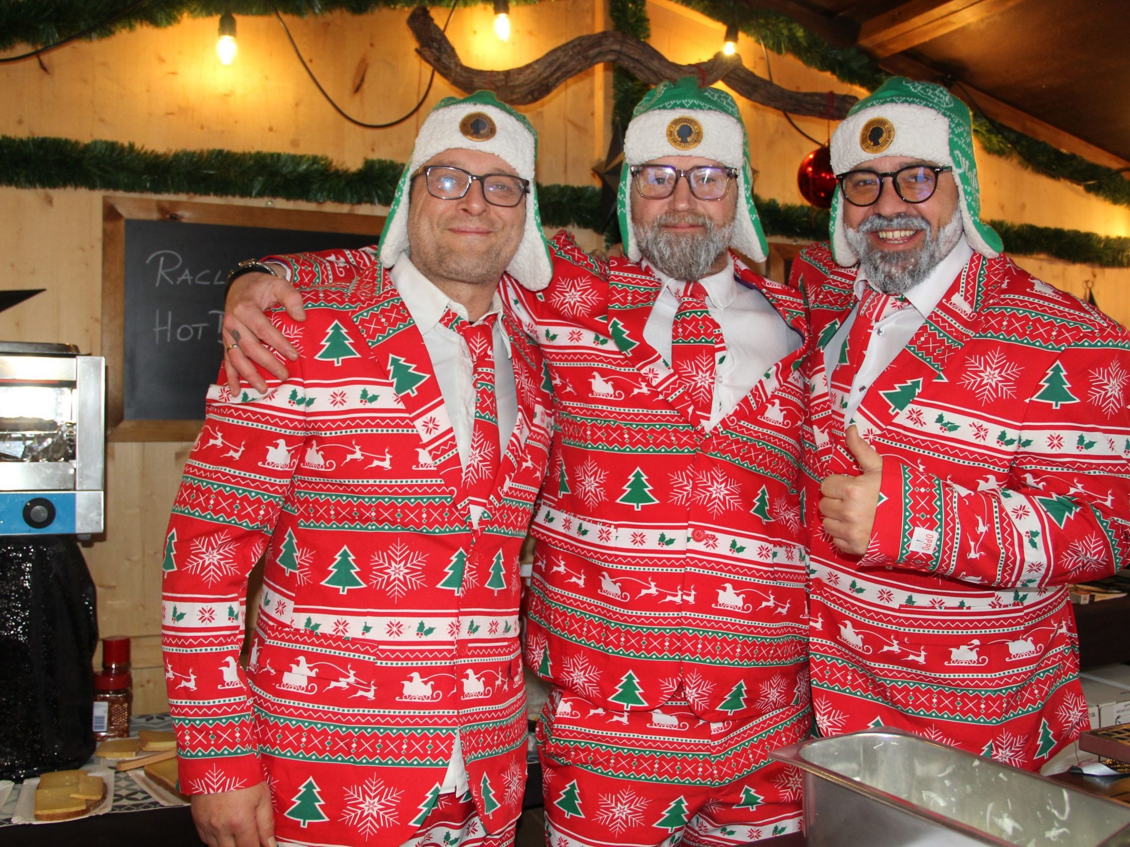 An „Hallis Glühweinstand“ wurden die Besucher von diesen drei lustigen Weihnachtsmännern bedient
