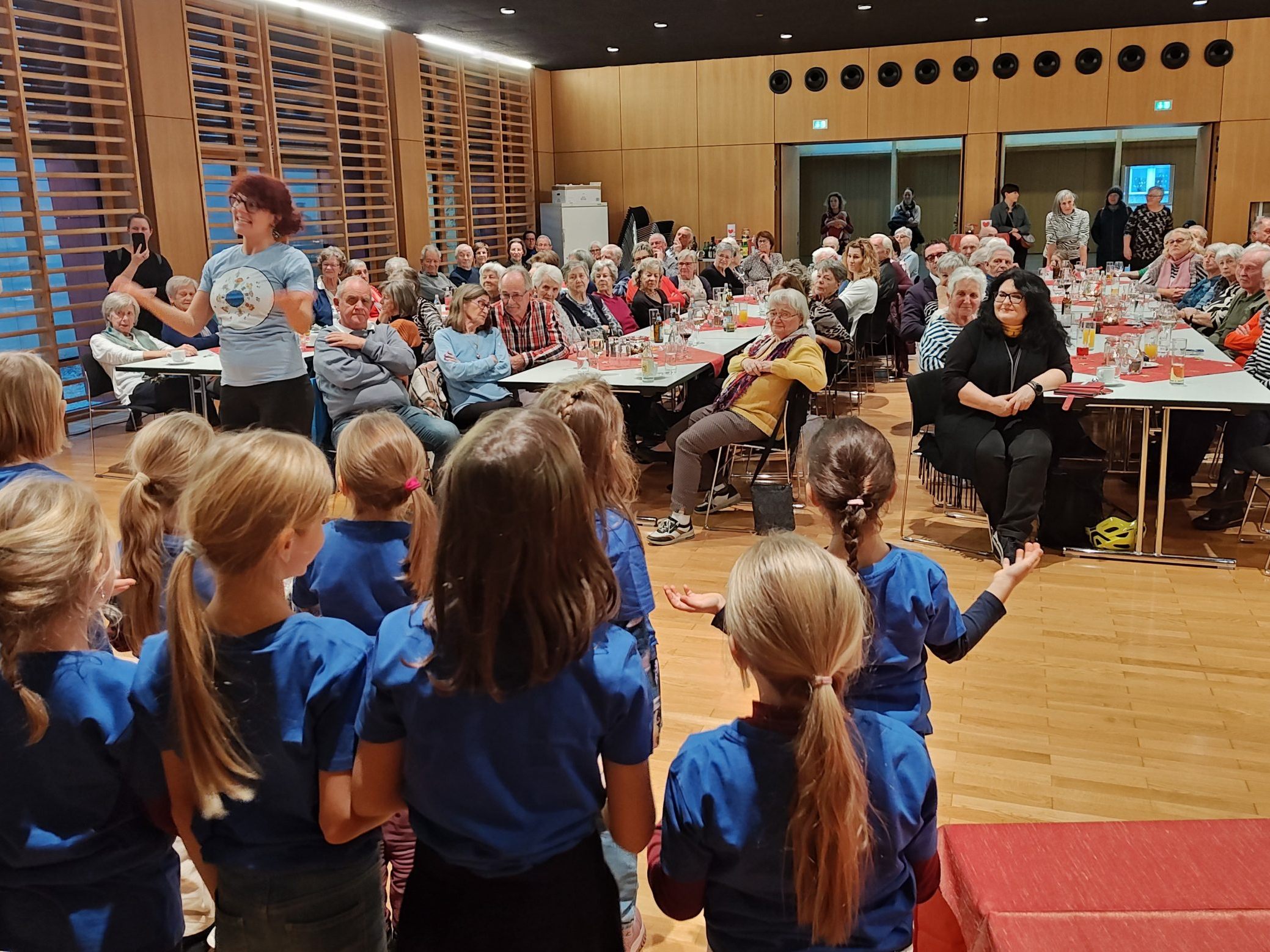 Die Kinder begeistern mit ihrer Darbietung. Die Kinder begeistern mit ihrer Darbietung.
