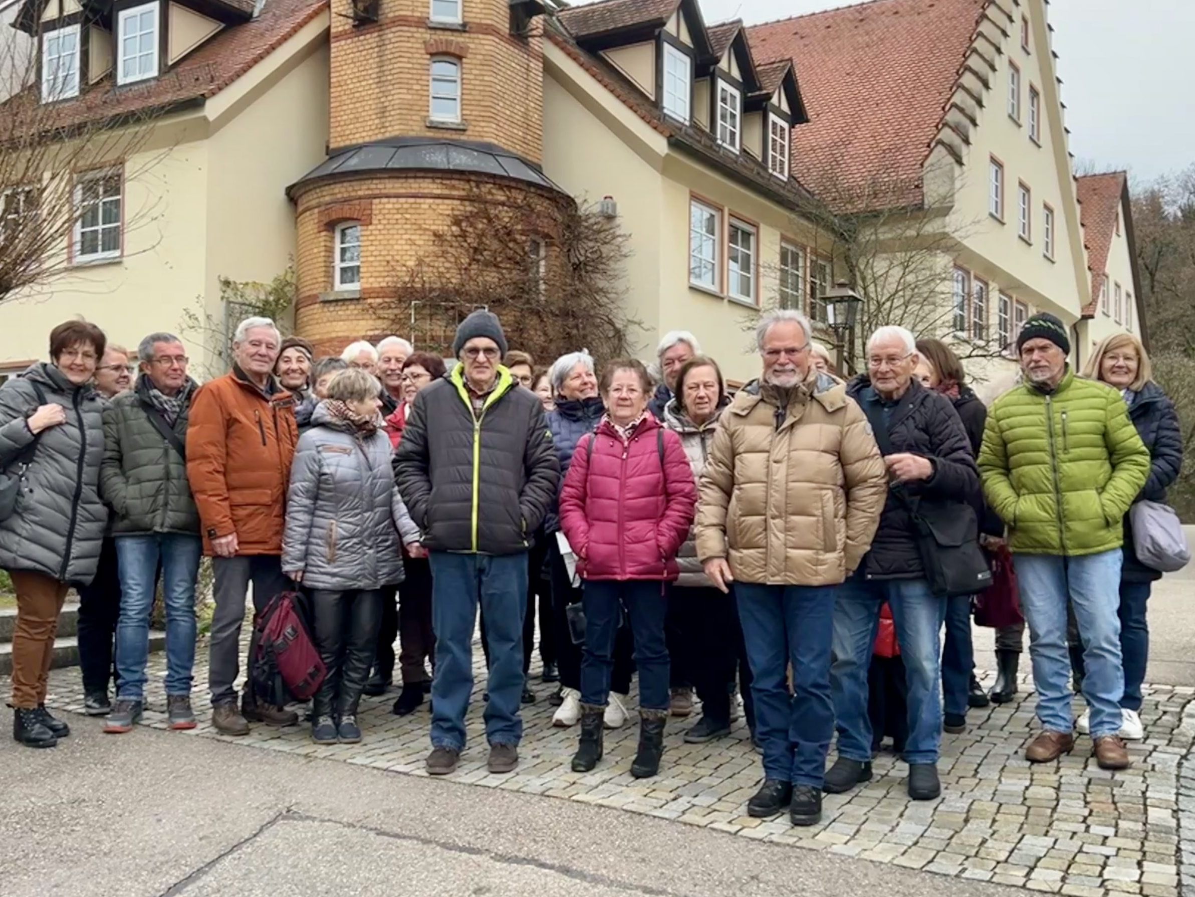 Die Nenzinger Senioren vor dem Kloster Bonlanden Die Nenzinger Senioren vor dem Kloster Bonlanden