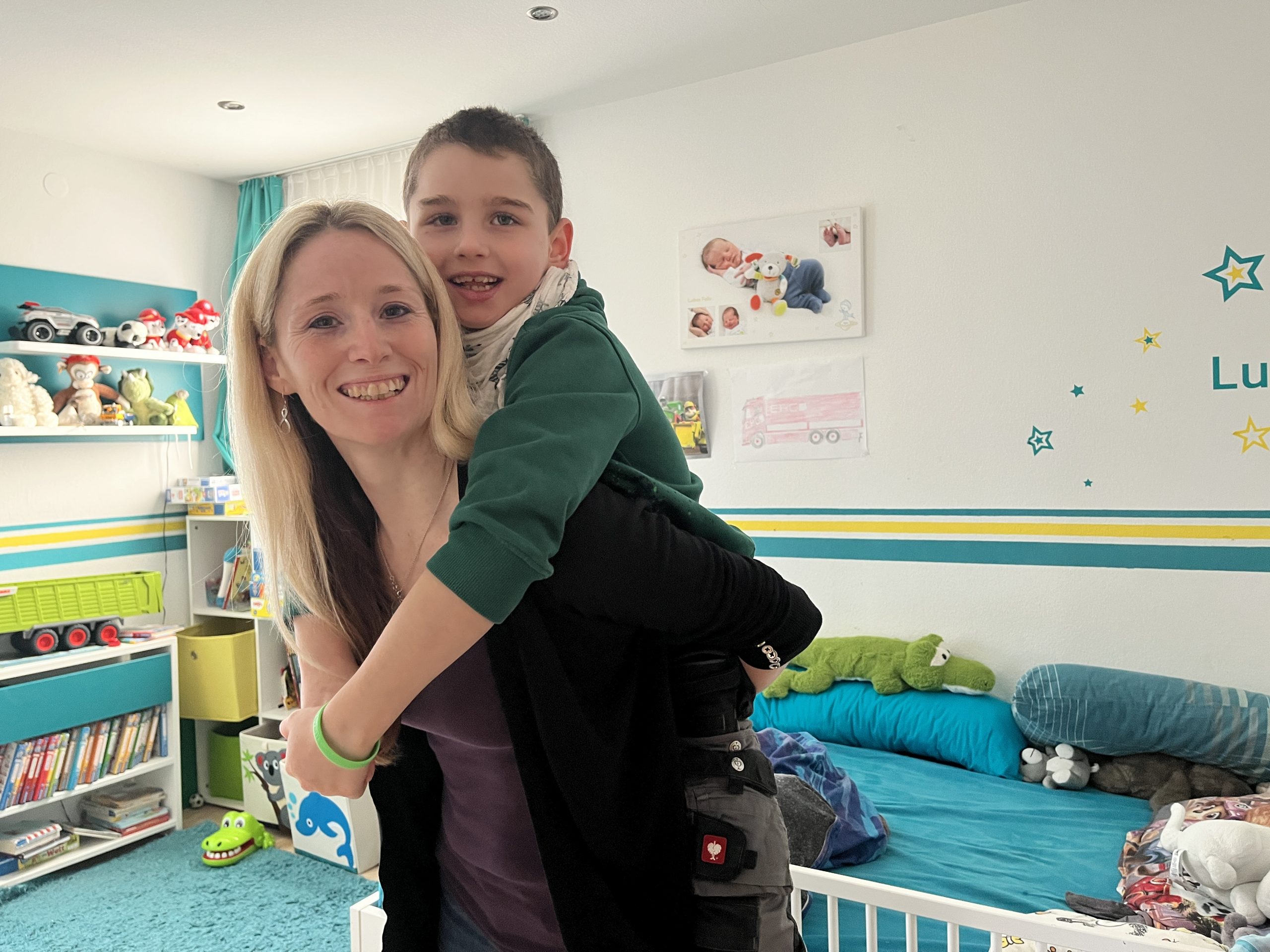 Das Kinderzimmer von Lukas befindet sich im oberen Stockwerk. Melanie muss ihren Sohn mehrmals täglich die Treppe rauf und runter tragen.