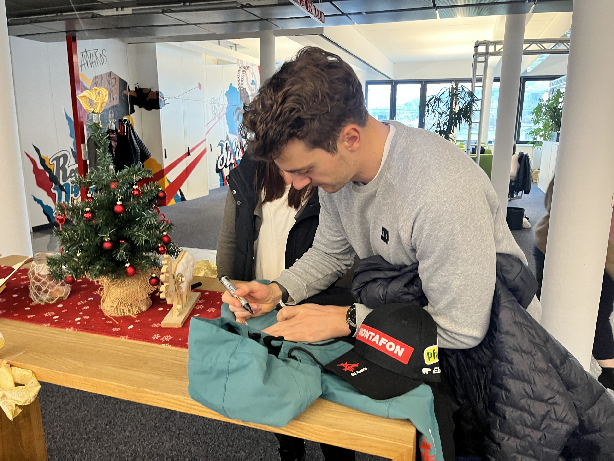 Alessandro Hämmerle hat die Jacke vorbeigebracht und in der Redaktion signiert. Alessandro Hämmerle hat die Jacke vorbeigebracht und in der Redaktion signiert.