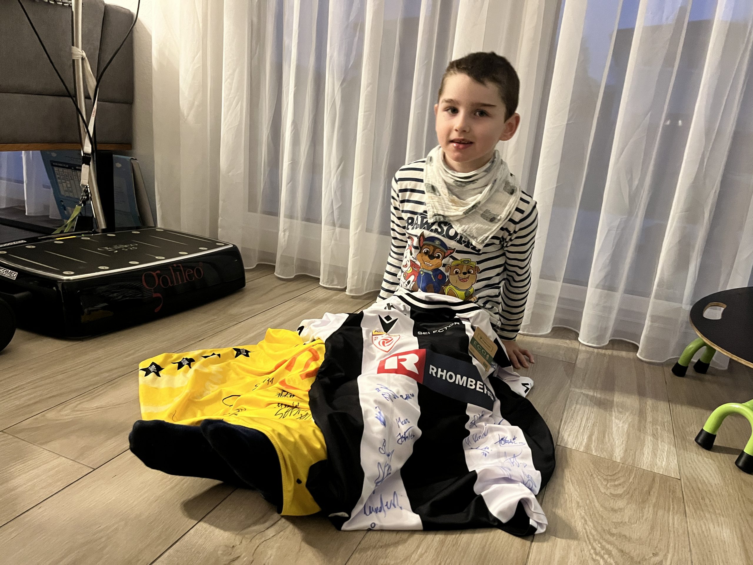 Lukas (7) hat sich sehr über die Trikots, die Wolfgang für ihn ersteigert hat, gefreut.