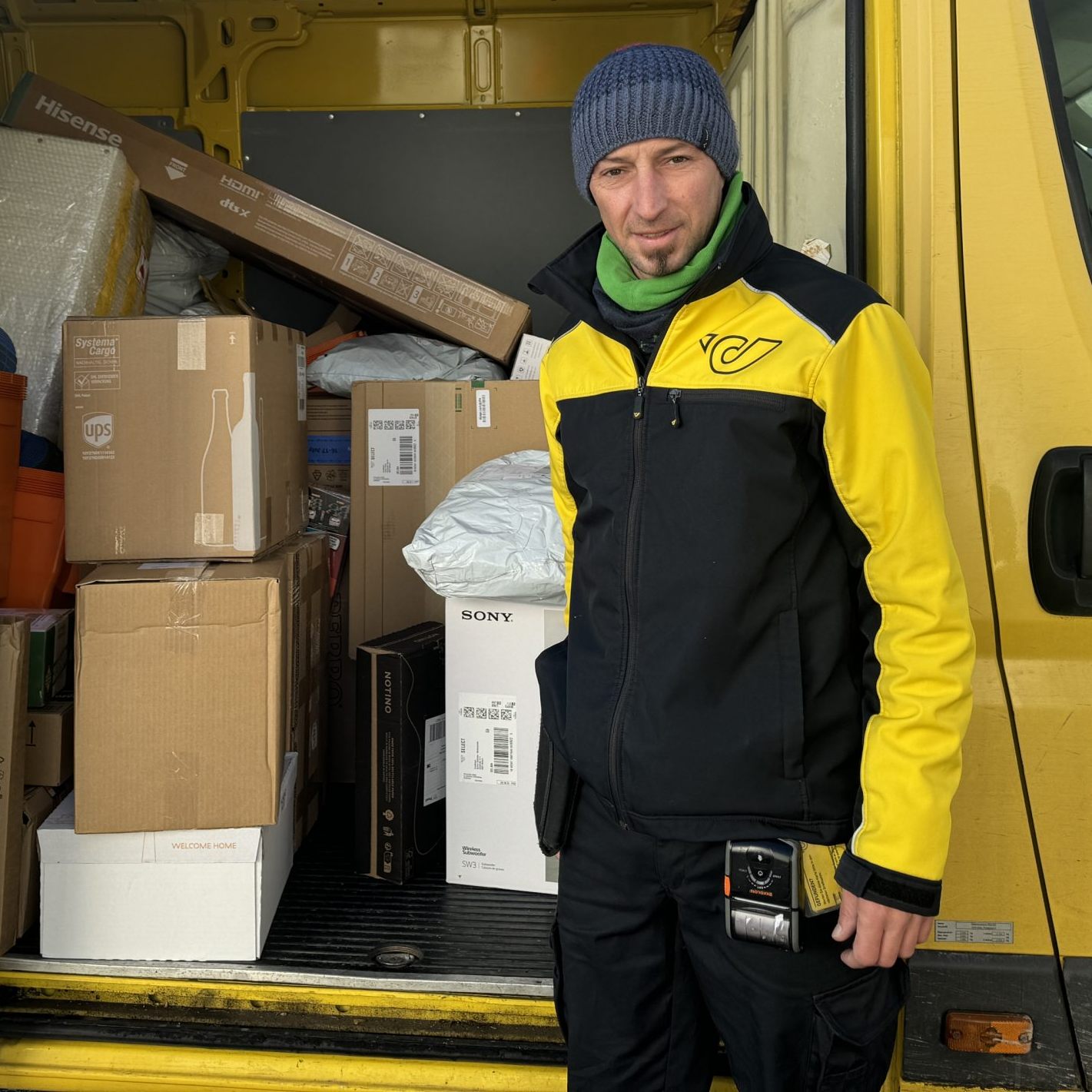 Daniel Lenz nimmt VOL.AT in seinem vollgeladenen Auto mit.