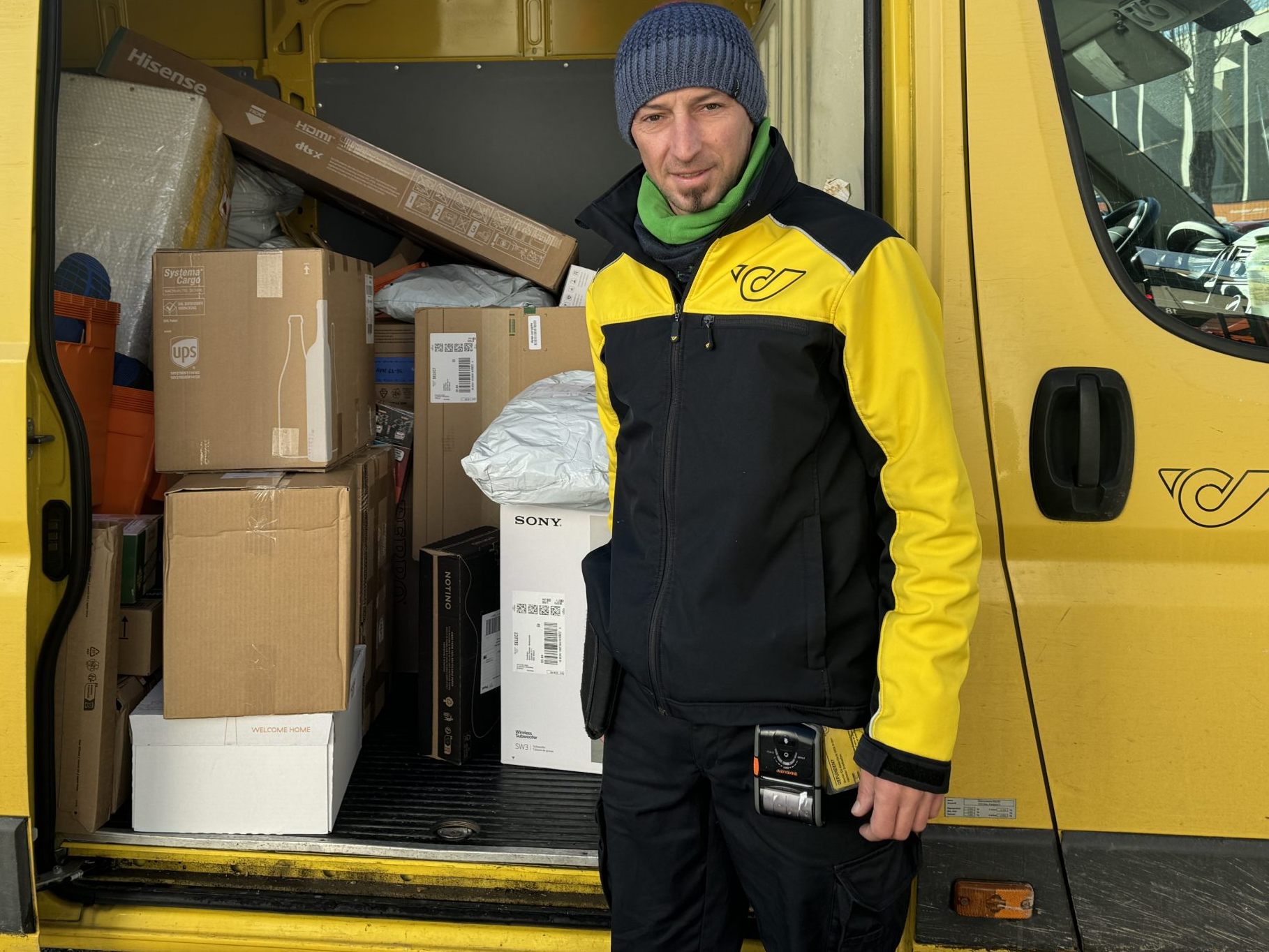 Daniel Lenz nimmt VOL.AT in seinem vollgeladenen Auto mit.