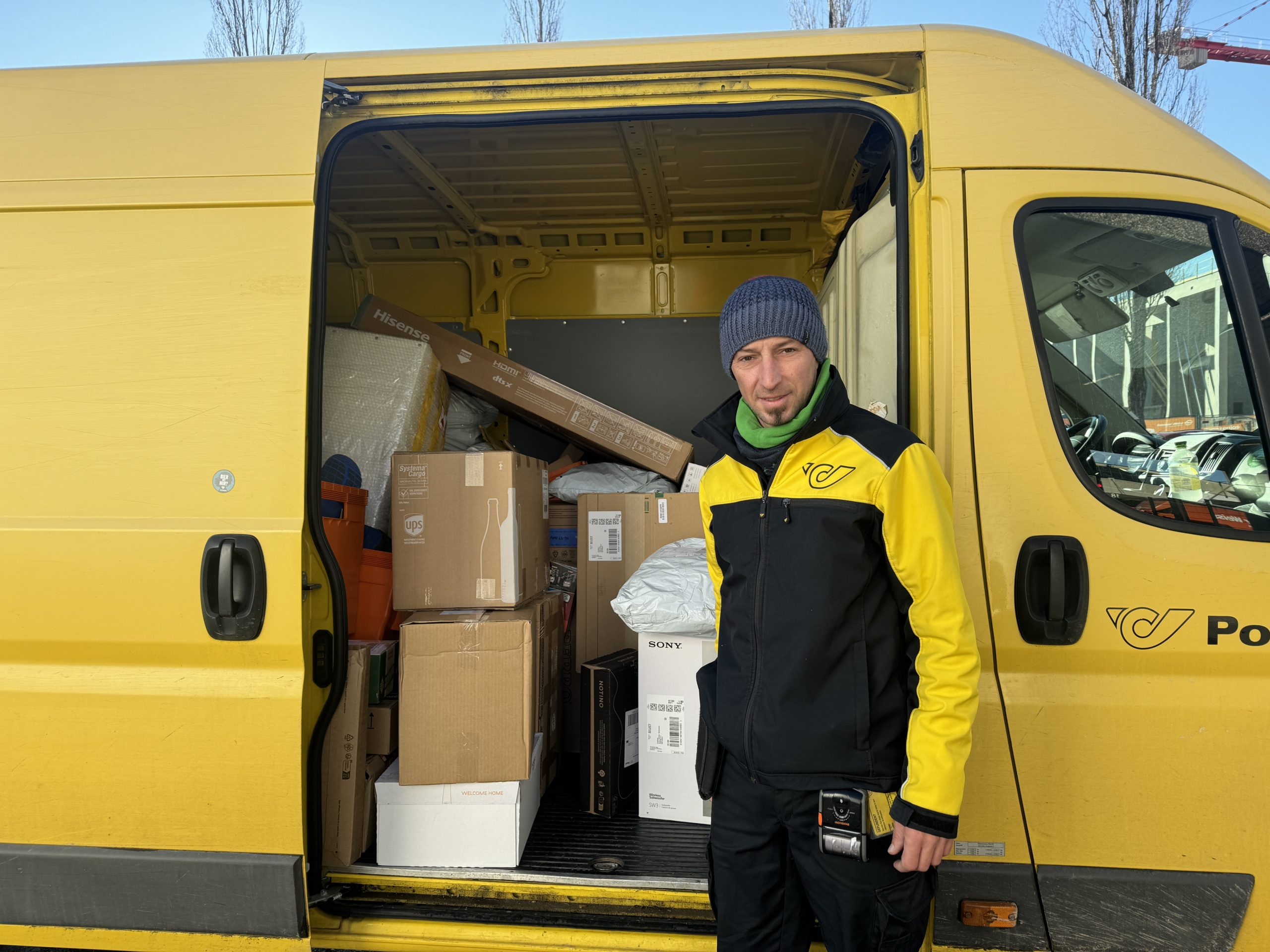 Daniel Lenz nimmt VOL.AT in seinem vollgeladenen Auto mit.