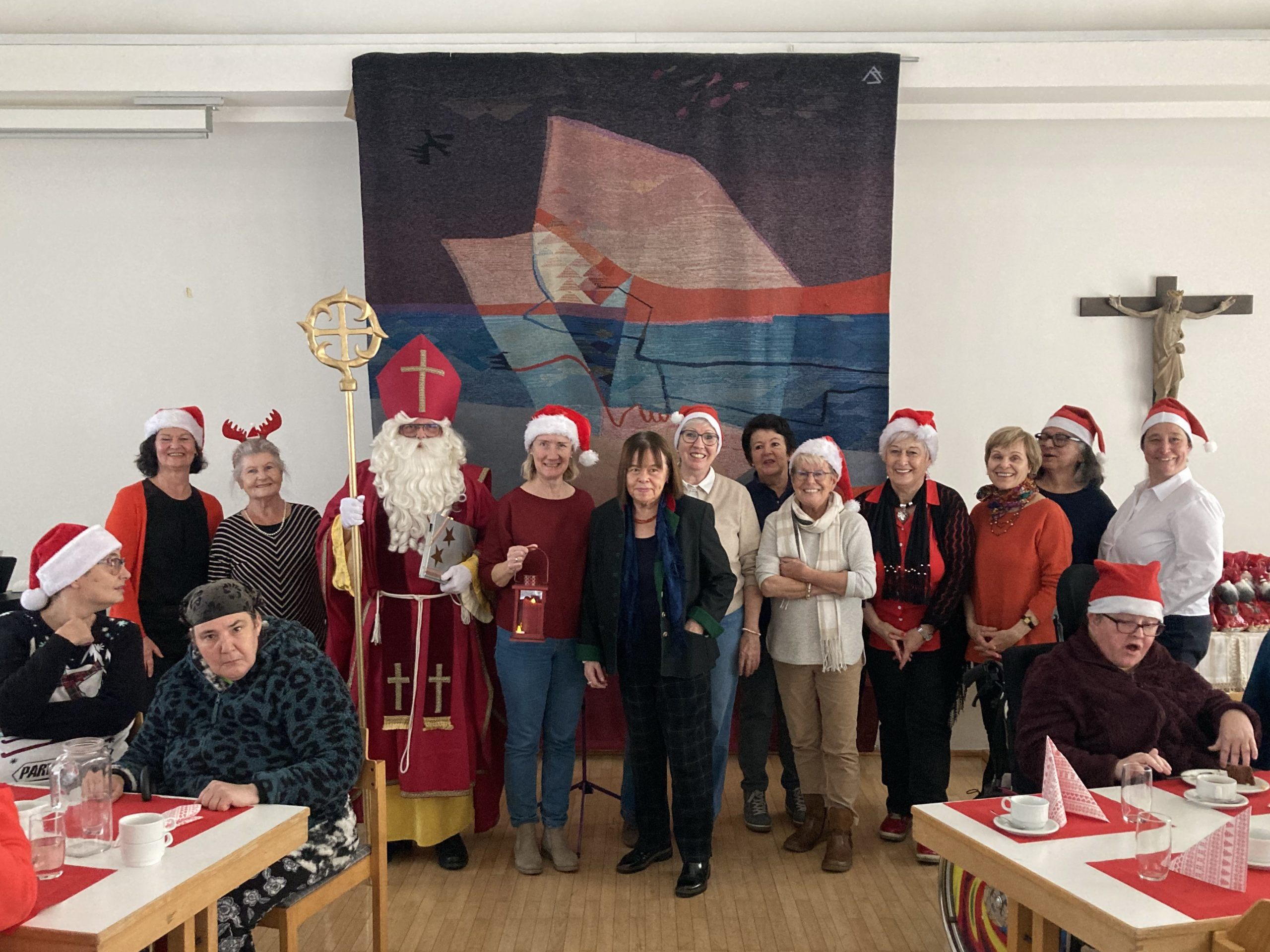 GUTA Vorstand und Helferinnen mit Nikolaus GUTA Vorstand und Helferinnen mit Nikolaus