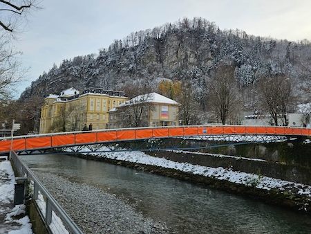 Illsteg in Feldkirch im orangefarbenen Kleid Illsteg in Feldkirch im orangefarbenen Kleid