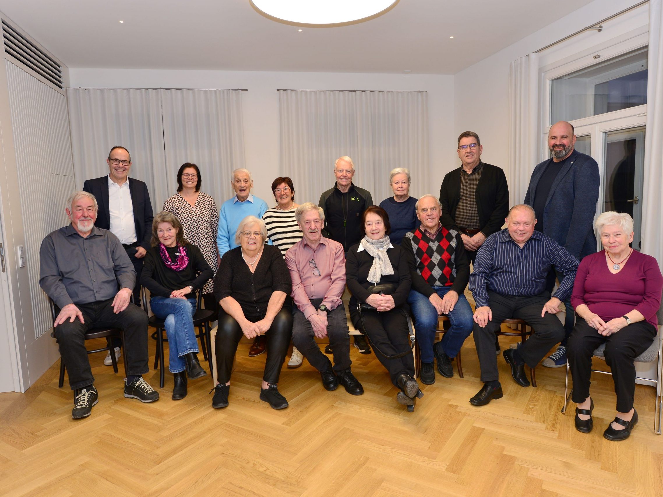 Die Jubelpaare mit Bgm. Katharina Wöß-Krall, Vize-Bürgermeister Andreas Prenn und den Gemeinderäten Helmut Jenny und Klaus Pirker im Trauraum der Häusle-Villa.