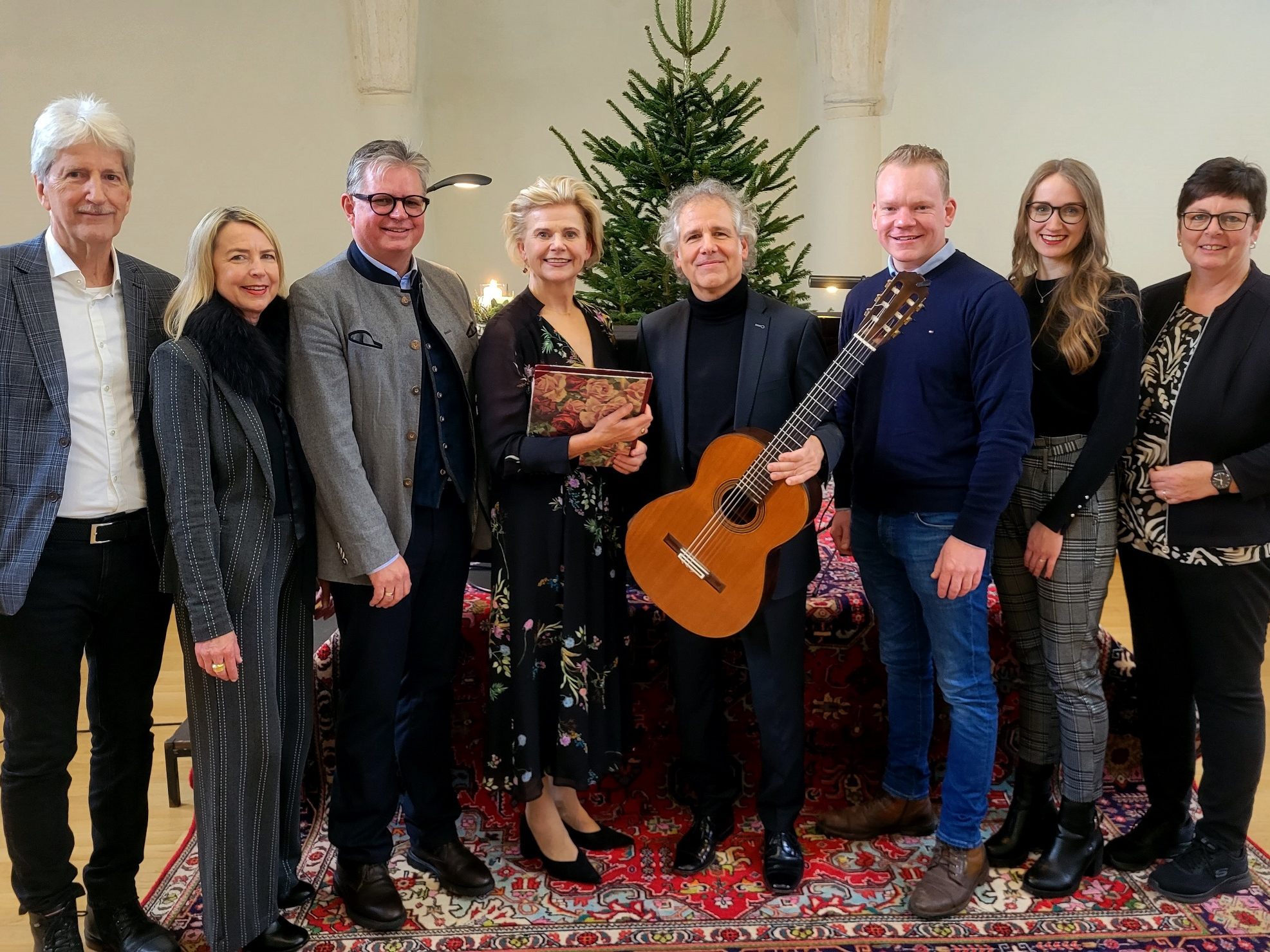 Wunderbarer Schloss Hofener Advent: Manfred Obexer (Kulturausschuss), Irene und Hausherr Peter Vogler, Renate Bauer und Alexander Swete, Landesstatthalter Christof Bitschi mit Julia und Kulturreferentin Petra Rührnschopf.