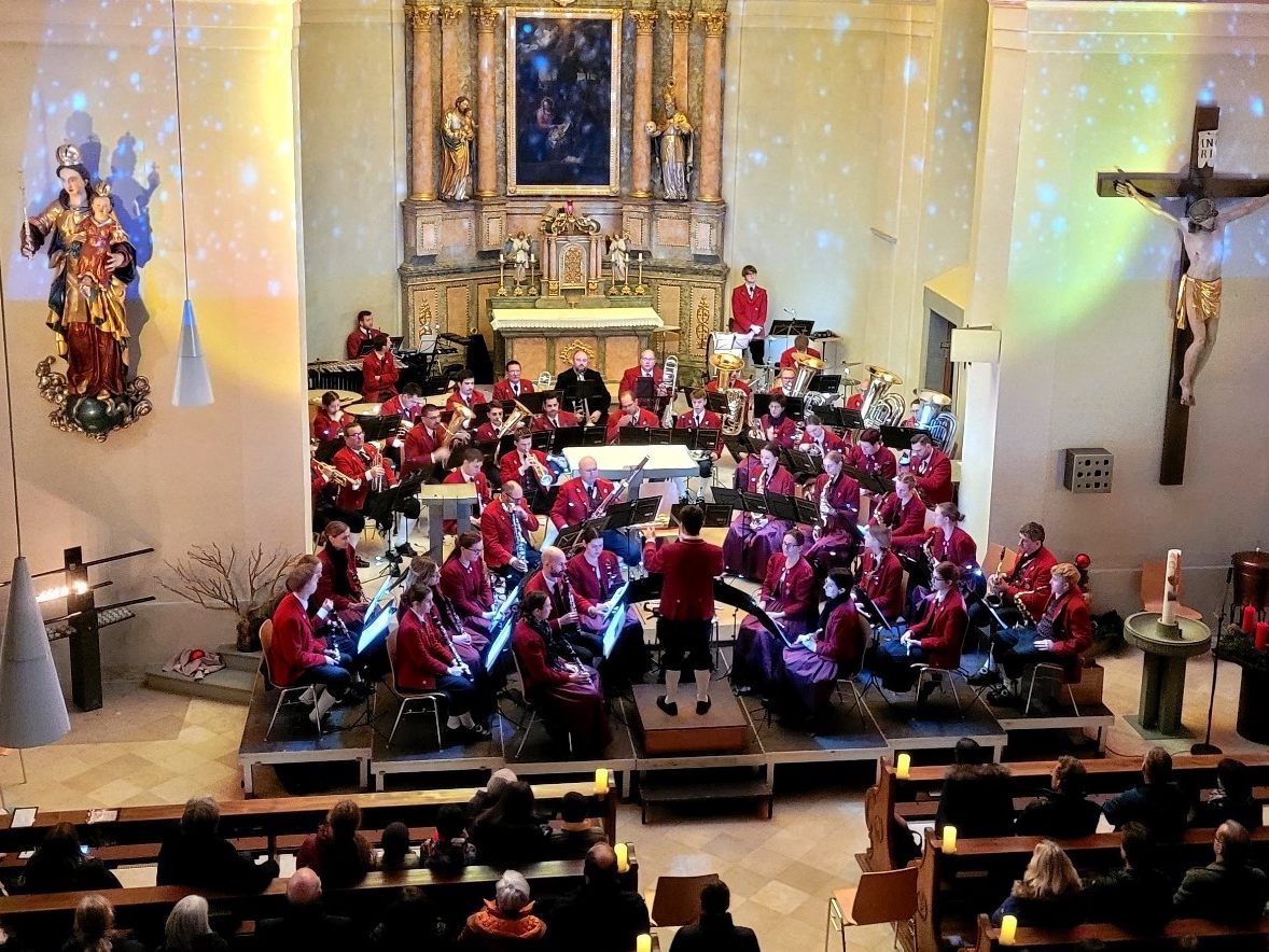 Das diesjährige „Konzert zur Adventszeit“ des Musikvereines Lochau unter dem Motto „Frieden auf Erden“ im stimmungsvollen Ambiente der Pfarrkirche war ein wunderbares vorweihnachtliches Erlebnis. Das diesjährige „Konzert zur Adventszeit“ des Musikvereines Lochau unter dem Motto „Frieden auf Erden“ im stimmungsvollen Ambiente der Pfarrkirche war ein wunderbares vorweihnachtliches Erlebnis.