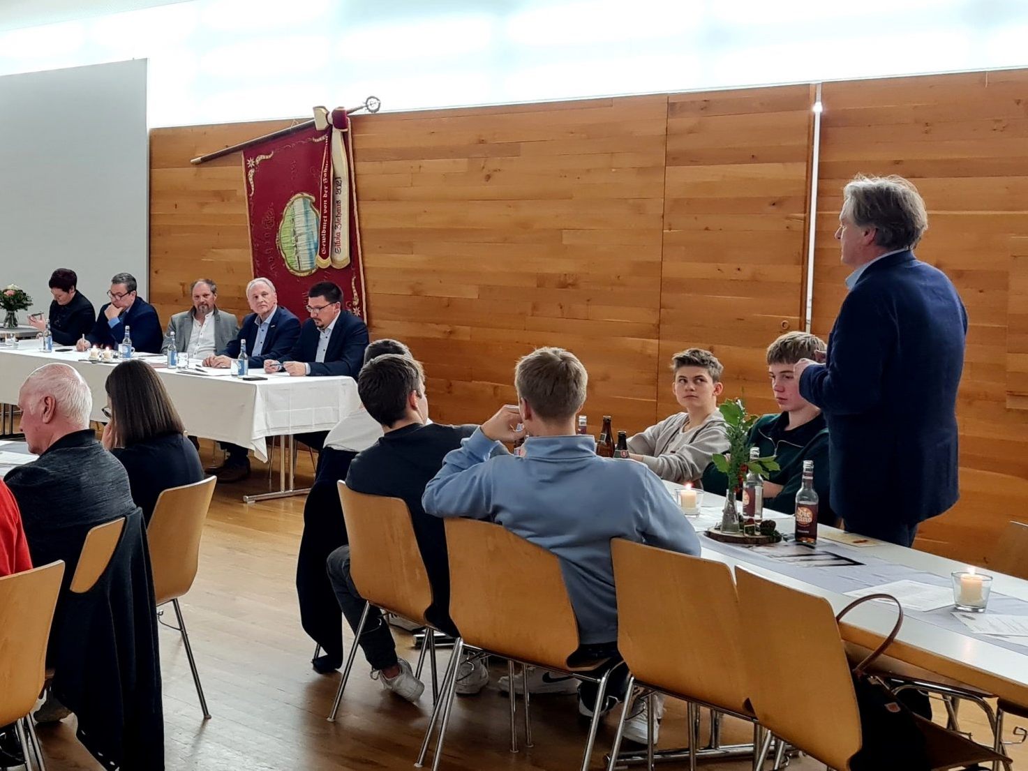 Zum beispielhaften Engagement der Lochauer Musikanten gratulierte auch Bürgermeister Frank Matt: „Lochau ist sehr stolz auf seinen Musikverein, sorgt er doch im Dorfgeschehen stets für den entsprechenden repräsentativen, musikalischen Rahmen.“ Zum beispielhaften Engagement der Lochauer Musikanten gratulierte auch Bürgermeister Frank Matt: „Lochau ist sehr stolz auf seinen Musikverein, sorgt er doch im Dorfgeschehen stets für den entsprechenden repräsentativen, musikalischen Rahmen.“