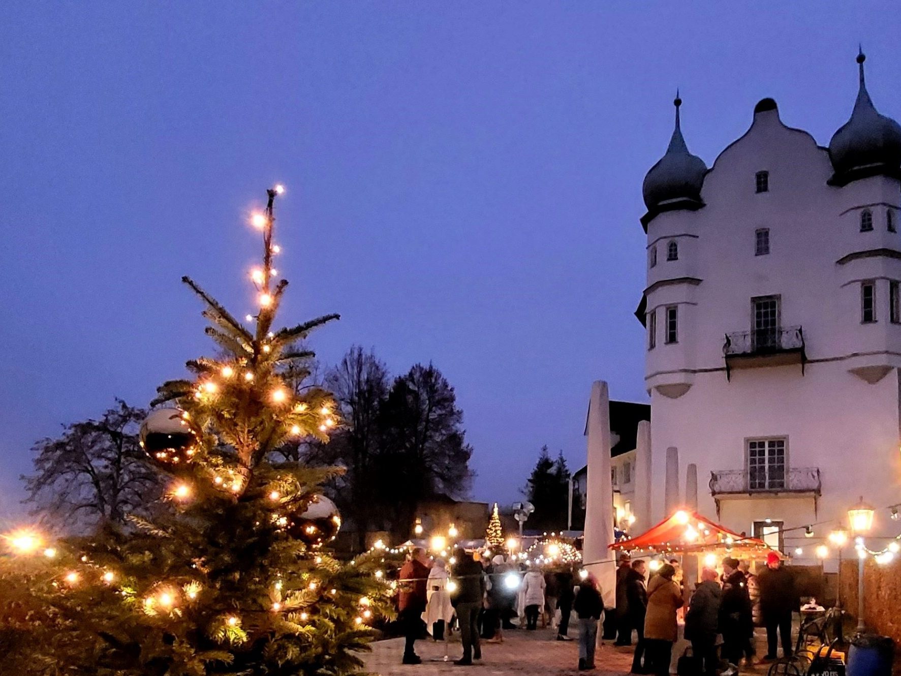 Einladung zum Weihnachtsmarkt rund um Schloss Hofen in Lochau am 15. Dezember im stimmungsvollen Ambiente vor der romantischen Kulisse des Raitenauer Schlosses. Einladung zum Weihnachtsmarkt rund um Schloss Hofen in Lochau am 15. Dezember im stimmungsvollen Ambiente vor der romantischen Kulisse des Raitenauer Schlosses.