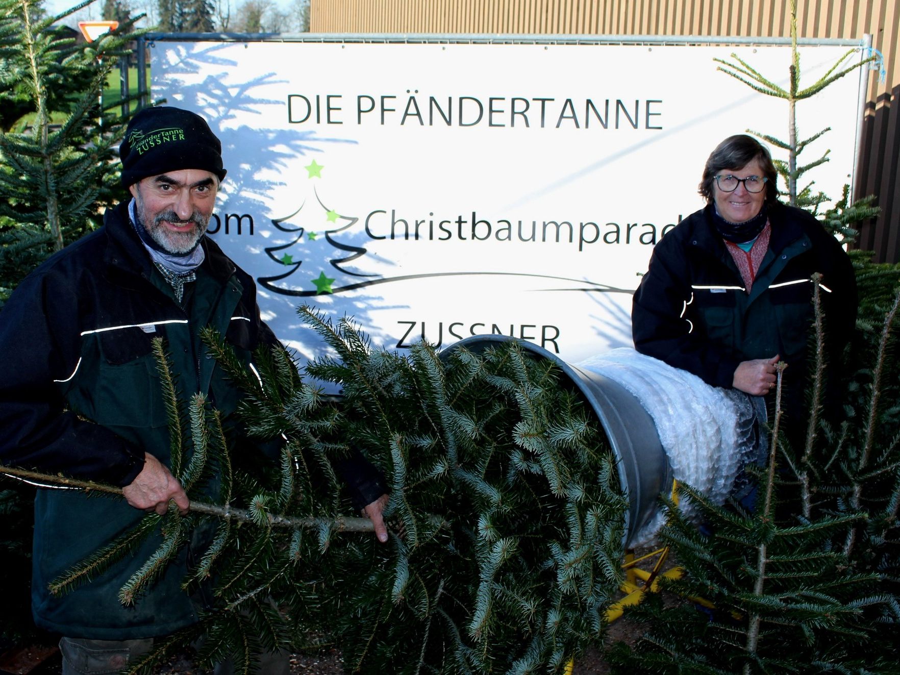„Seit über 40 Jahren stehen wir mit unseren heimischen Christbäumen vor dem Sparmarkt und freuen uns auf unsere treue Kundschaft“, so Helga und Pius Zußner vom Pfänder. „Seit über 40 Jahren stehen wir mit unseren heimischen Christbäumen vor dem Sparmarkt und freuen uns auf unsere treue Kundschaft“, so Helga und Pius Zußner vom Pfänder.