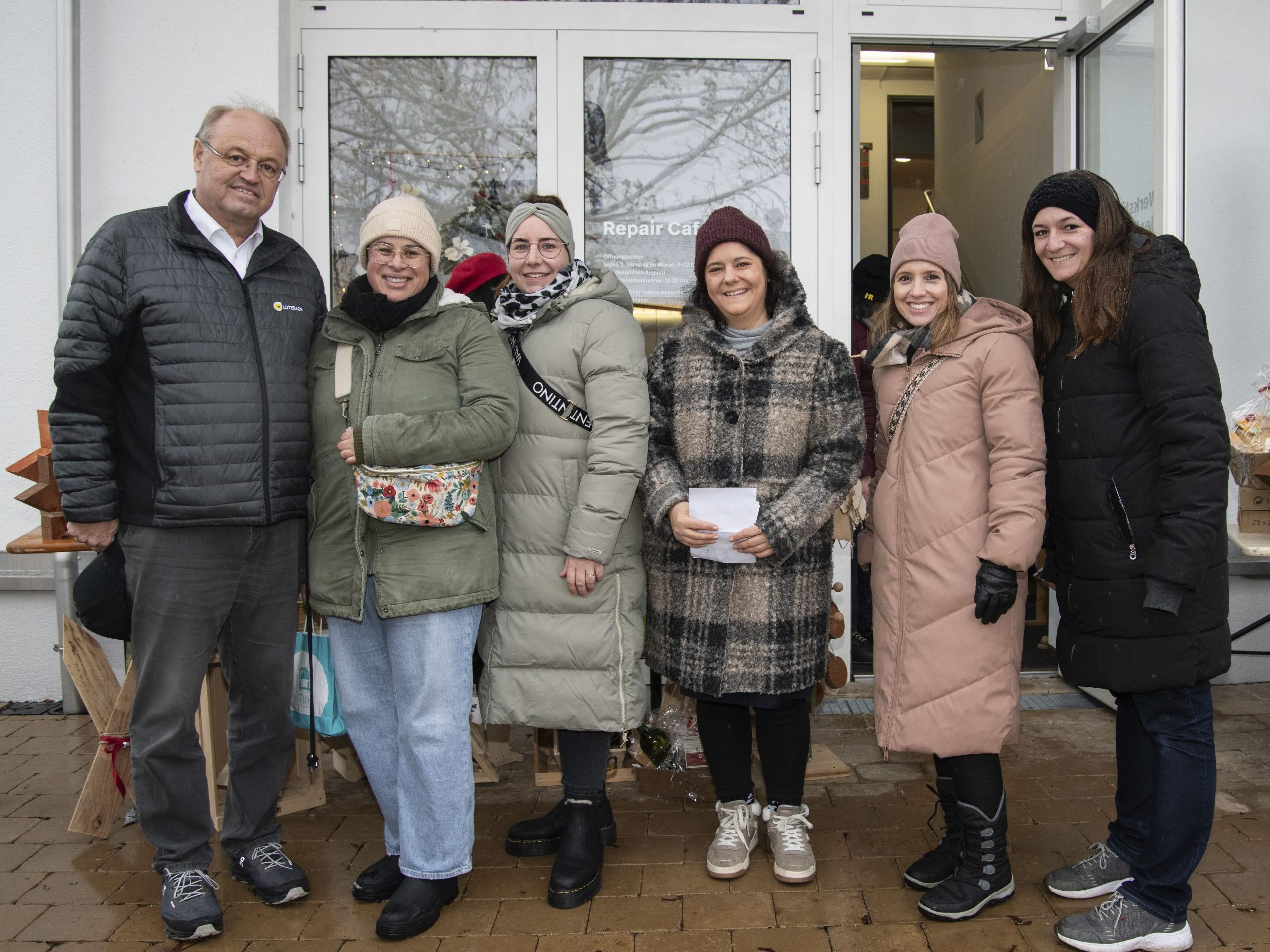 Bürgermeister Elmar Rhomberg mit Bettina Prassl, Kerstin Jagl, Anna D’Errico, Stefanie Zangerl, Corina Toth Bürgermeister Elmar Rhomberg mit Bettina Prassl, Kerstin Jagl, Anna D’Errico, Stefanie Zangerl, Corina Toth