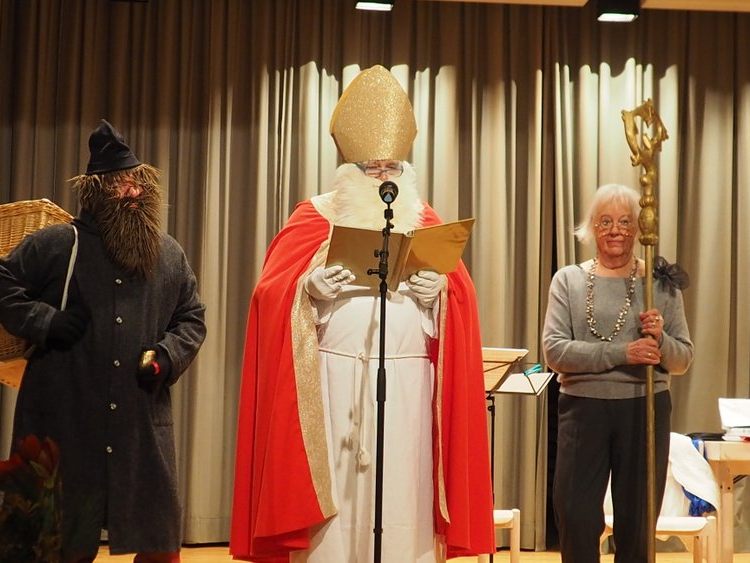 Nikolaus und Knecht Ruprecht mit Obfrau Reinelde Gut. Nikolaus und Knecht Ruprecht mit Obfrau Reinelde Gut.