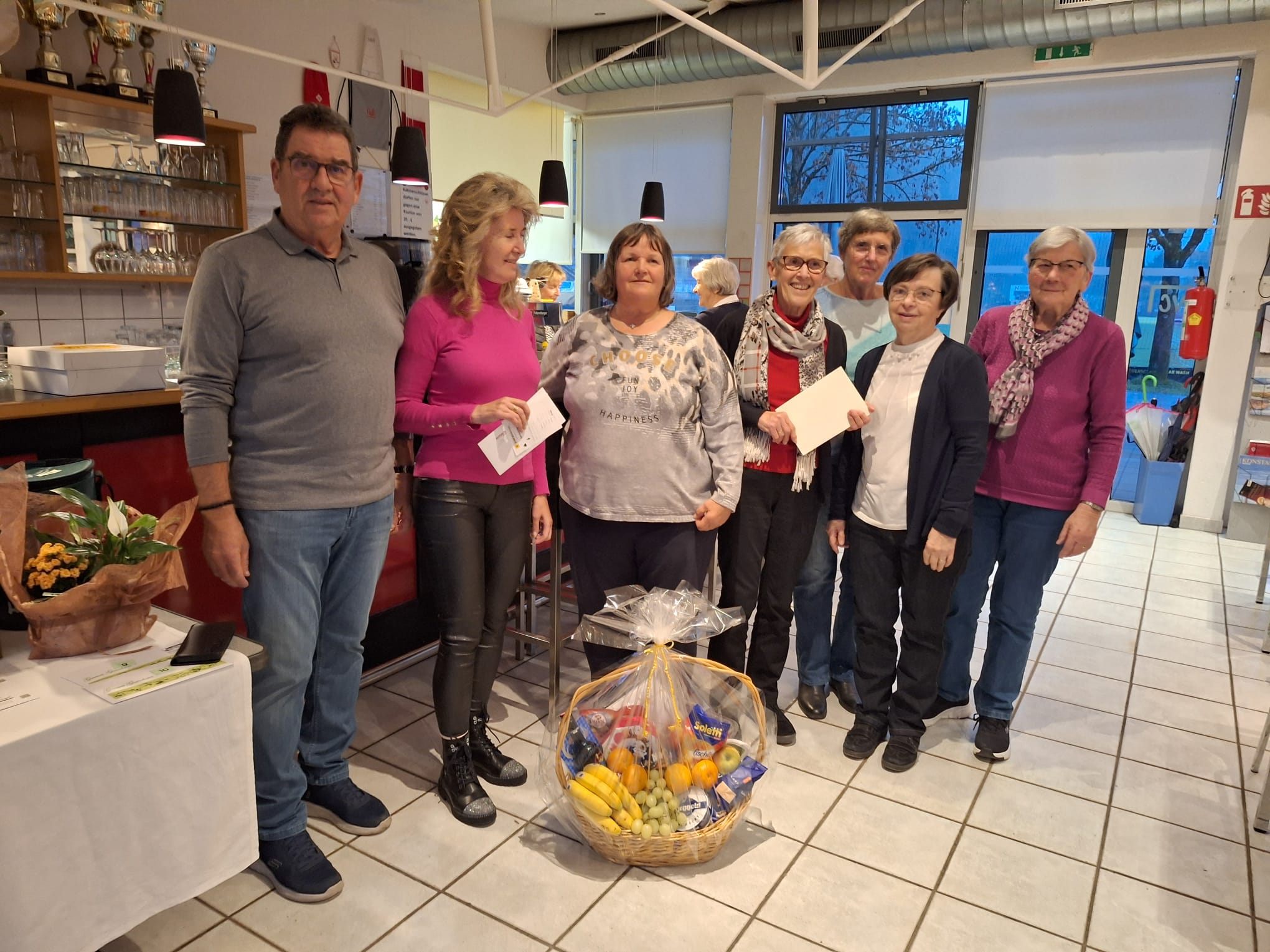 die Gewinner Klara Nesensohn, Herlinde Heim und Emma Fritsch sowie die Organisatoren Helmut, Monika, Melitta und Christl