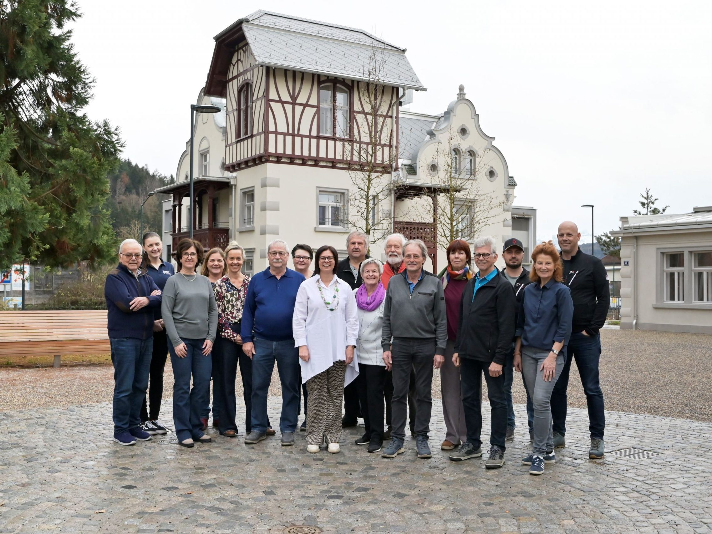 V.l: Paul Frick (Fröscha-Stammtisch), Alexandra Gabriel und Susanne Entner (Musik); Gemeindeärztin Magdalena Wöß, Gemeinderätin Karin Reith, Robert Krall, „Rankler für Rankler“-Koordinatorin Manuela Muhr, Bgm. Katharina Wöß-Krall, Lothar Breuß (Reparaturcafé), Angelika Krall, Werner Sonderegger, Künstler Martin Mittendorfer, Brigitte Bouchohioua (Reparaturcafé), Künstler Stefan Kresser, Marco Visintainer (Feuerwehr Rankweil), Annette Stemmer (Yogarunde der TS Rankweil) und Markus Mayr (Feuerwehr Rankweil) V.l: Paul Frick (Fröscha-Stammtisch), Alexandra Gabriel und Susanne Entner (Musik); Gemeindeärztin Magdalena Wöß, Gemeinderätin Karin Reith, Robert Krall, „Rankler für Rankler“-Koordinatorin Manuela Muhr, Bgm. Katharina Wöß-Krall, Lothar Breuß (Reparaturcafé), Angelika Krall, Werner Sonderegger, Künstler Martin Mittendorfer, Brigitte Bouchohioua (Reparaturcafé), Künstler Stefan Kresser, Marco Visintainer (Feuerwehr Rankweil), Annette Stemmer (Yogarunde der TS Rankweil) und Markus Mayr (Feuerwehr Rankweil)