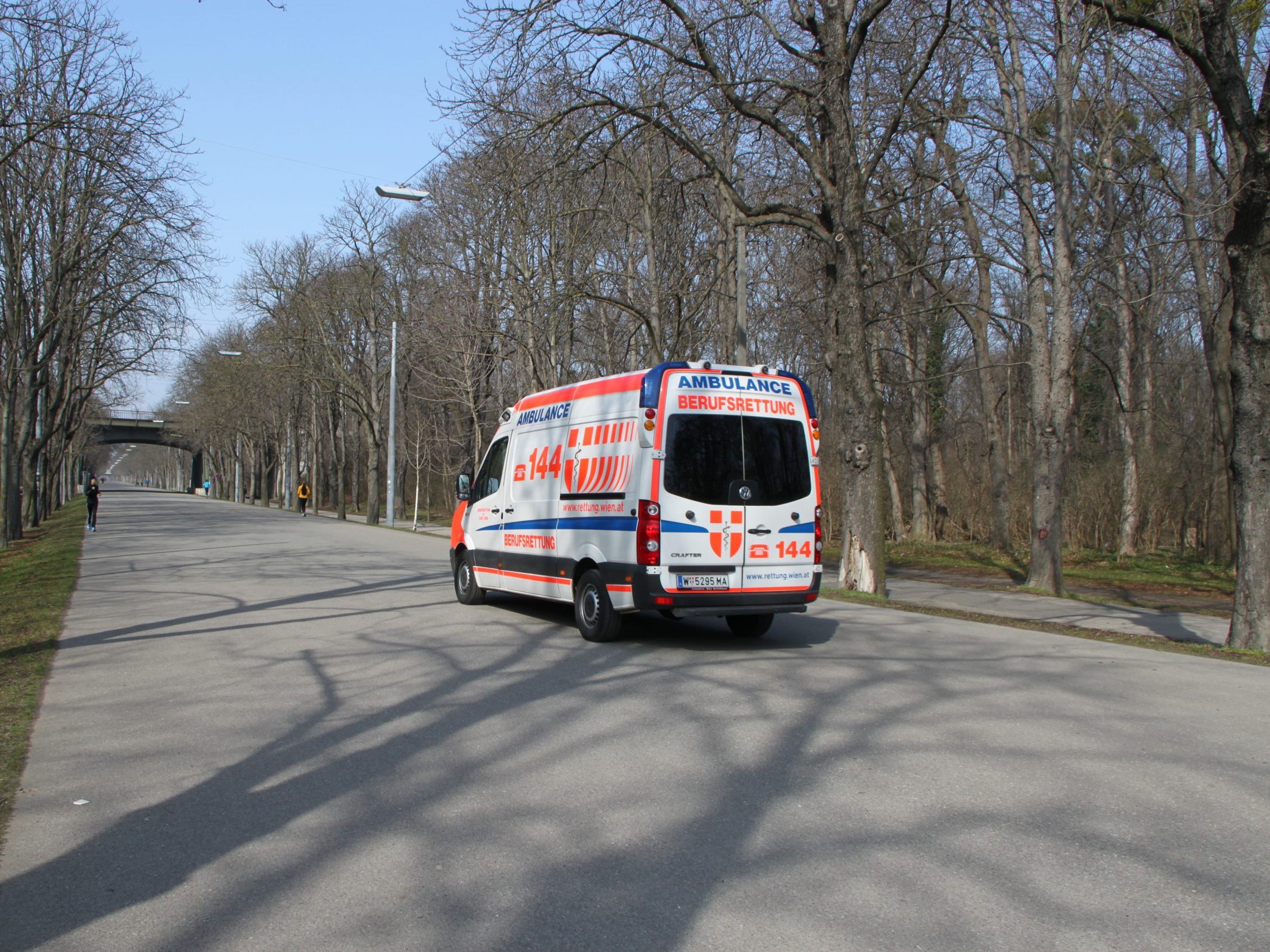 Der Schwerverletzte wurde von der Wiener Berufsrettung in ein Krankenhaus gebracht. Der Schwerverletzte wurde von der Wiener Berufsrettung in ein Krankenhaus gebracht.