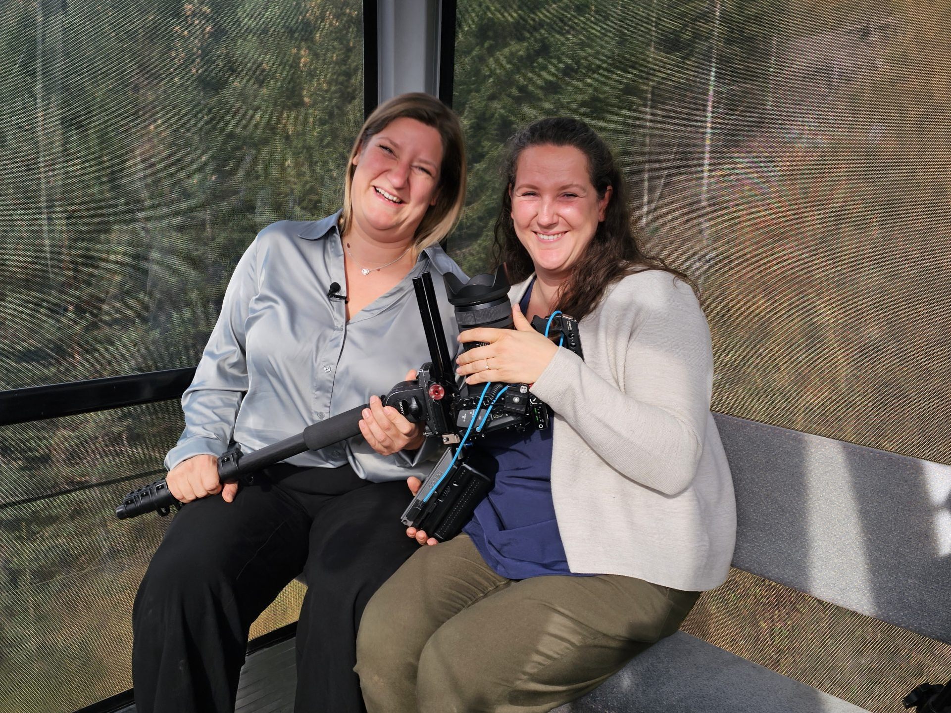 Sarah Maria Kepp und ihre Schwester Natanja Elisa Tiedemann sind stellvertretend für ihre große Familie in der Fernsehgondel zu Gast am Muttersberg bei Andreas Seeburger. Sarah Maria Kepp und ihre Schwester Natanja Elisa Tiedemann sind stellvertretend für ihre große Familie in der Fernsehgondel zu Gast am Muttersberg bei Andreas Seeburger.
