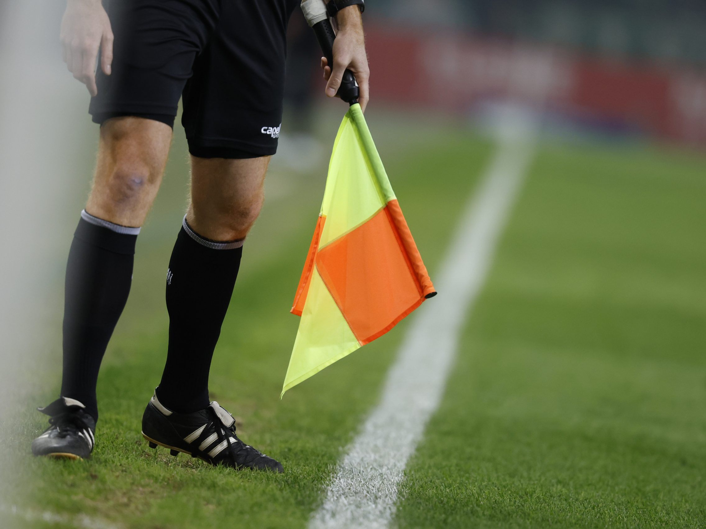 Menschen stürmten das Spielfeld nach einer Schiedsrichterentscheidung. (Symbolbild) Menschen stürmten das Spielfeld nach einer Schiedsrichterentscheidung. (Symbolbild)