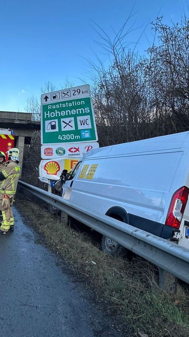 Mit Lieferwagen gegen Verkehrsschild