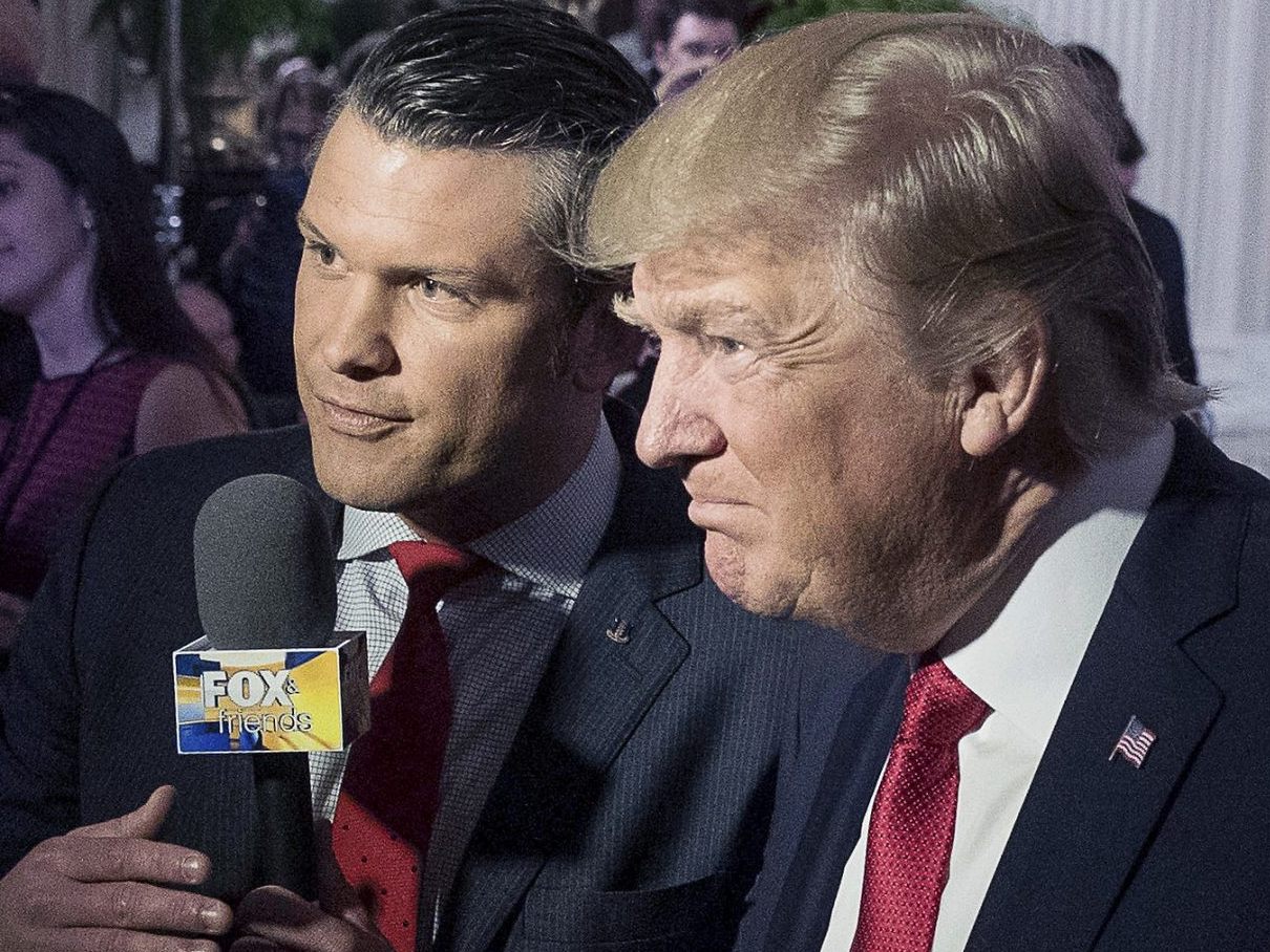 Pete Hegseth bei seinem Job als TV-Moderator für den US-Sender FOX interviewt Donald Trump im Jahr 2017.