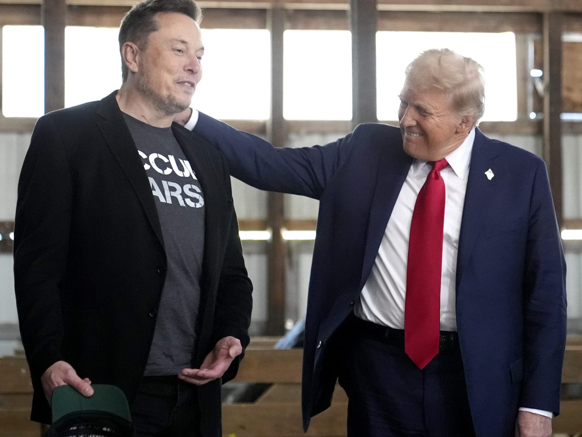 Elon Musk (l.) spielt eine große Rolle in der US-Regierung von Donald Trump (r.) - Welche genau ist weiter intransparent. Elon Musk (l.) spielt eine große Rolle in der US-Regierung von Donald Trump (r.) - Welche genau ist weiter intransparent.