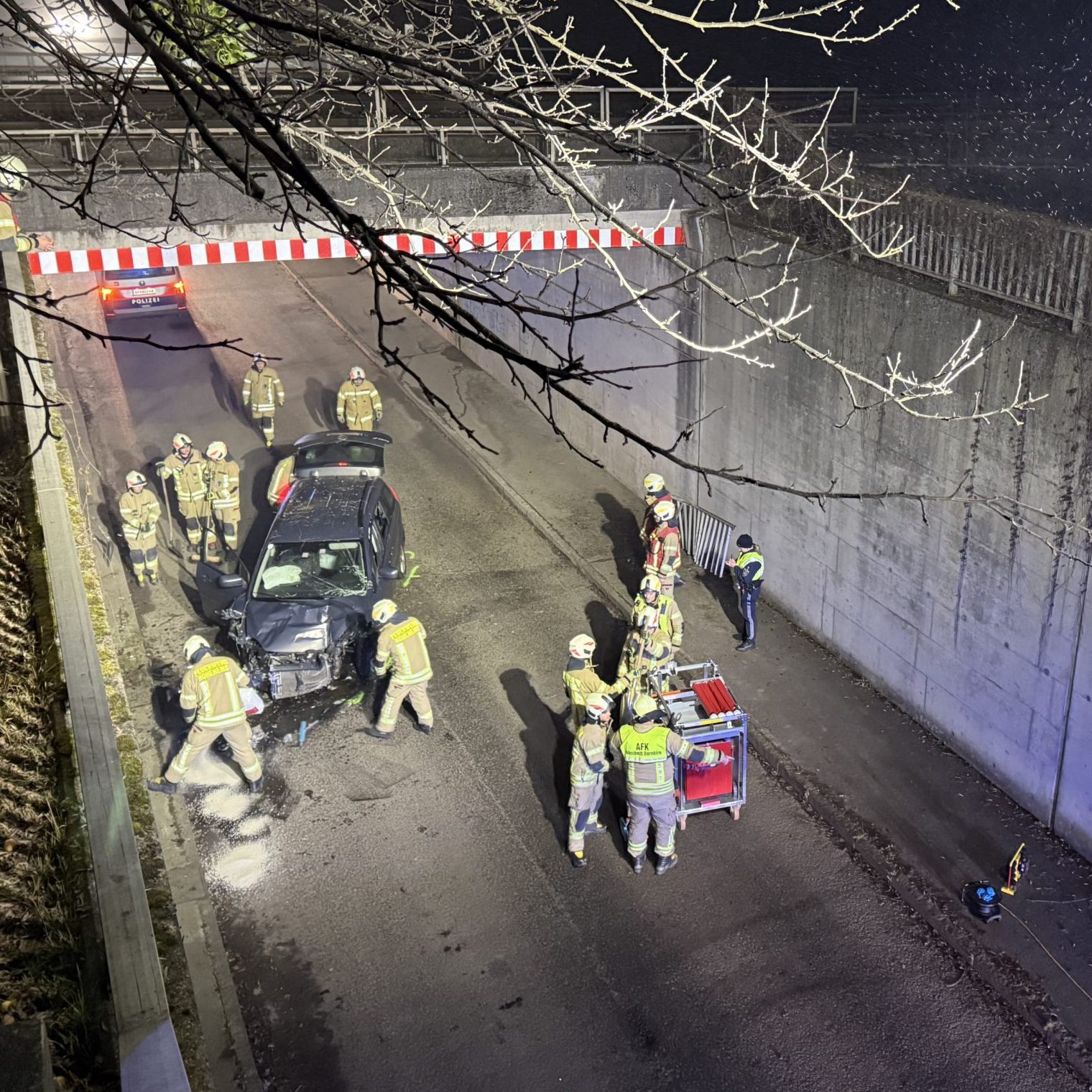 Der Pkw in der Unterführung.