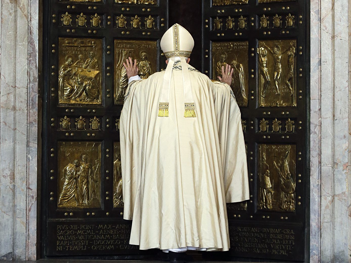 Papst Franziskus öffnet die "Heilige Pforte" zu Beginn der Heiligabendmesse.