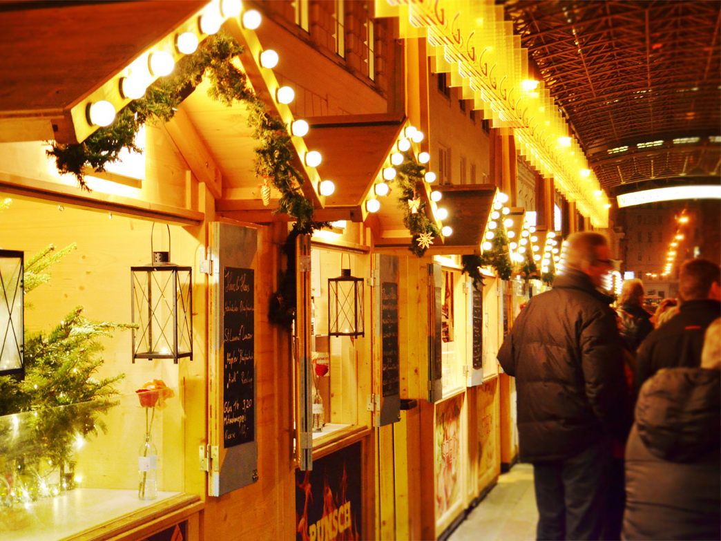 Der Advent-Genussmarkt bei der Oper ist wetterfest.