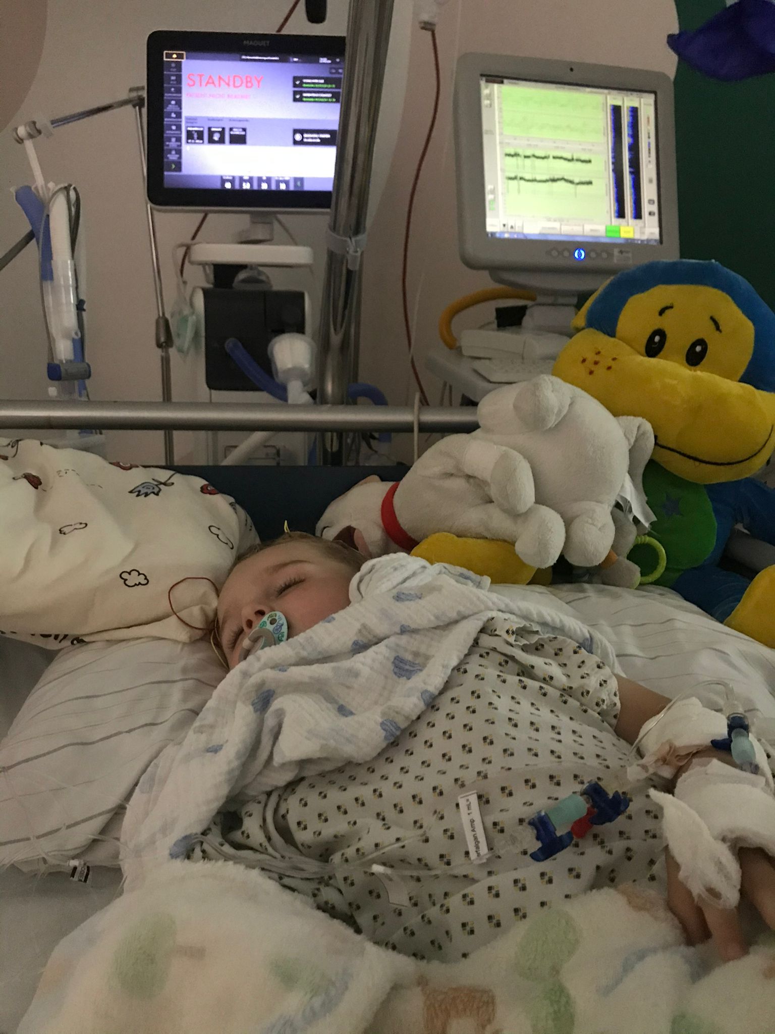 Damals musste Lukas mit seiner Mama lange Zeit im Krankenhaus verbringen.