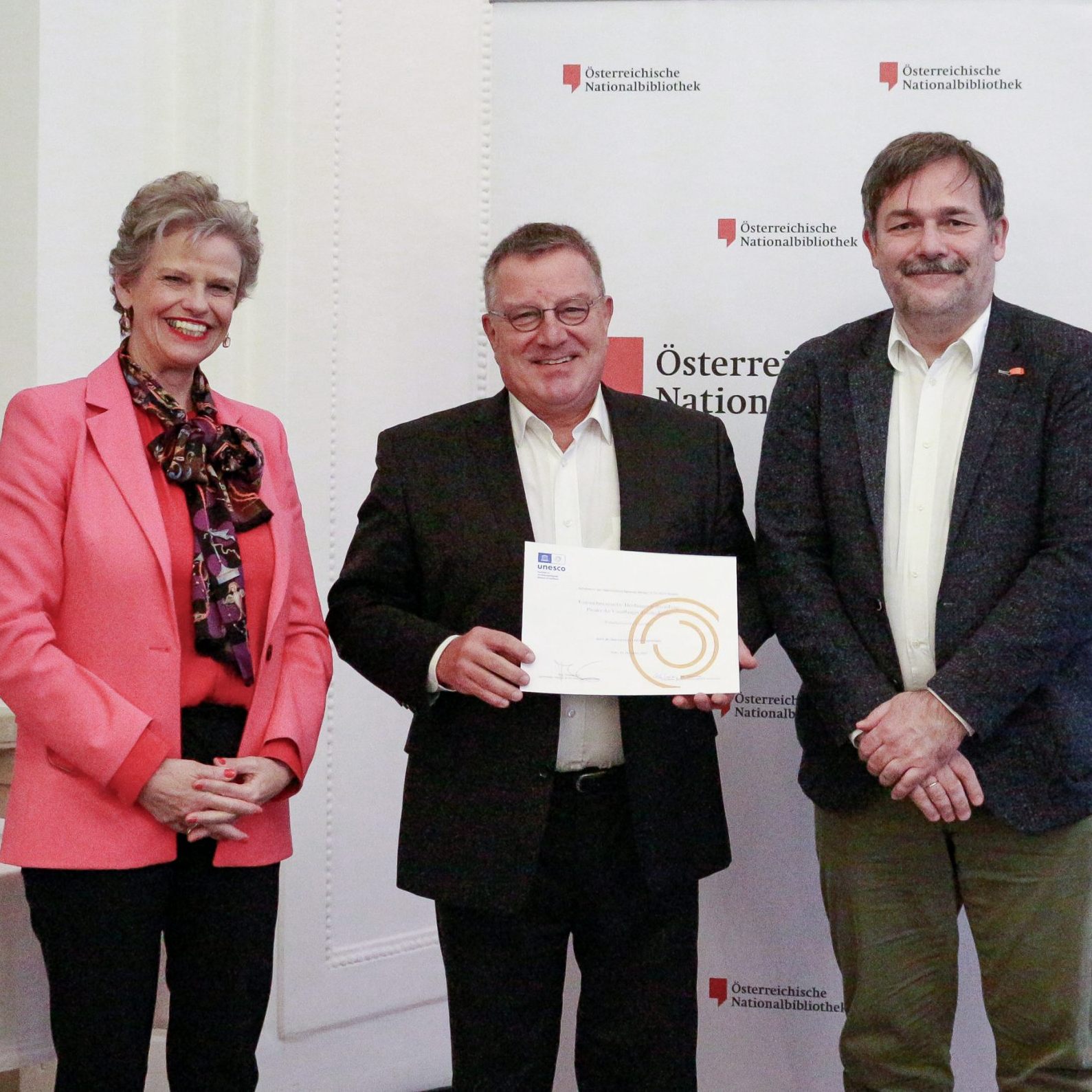 Dr.in Sabine Haag, Präsidentin der Österreichischen UNESCO-Kommission, überreicht die Aufnahmeurkunde an DDr. Arno Fitz, Obmann des Wirtschaftsarchivs Vorarlberg, und dessen Stv. und Kassier Karlheinz Kindler (rechts).