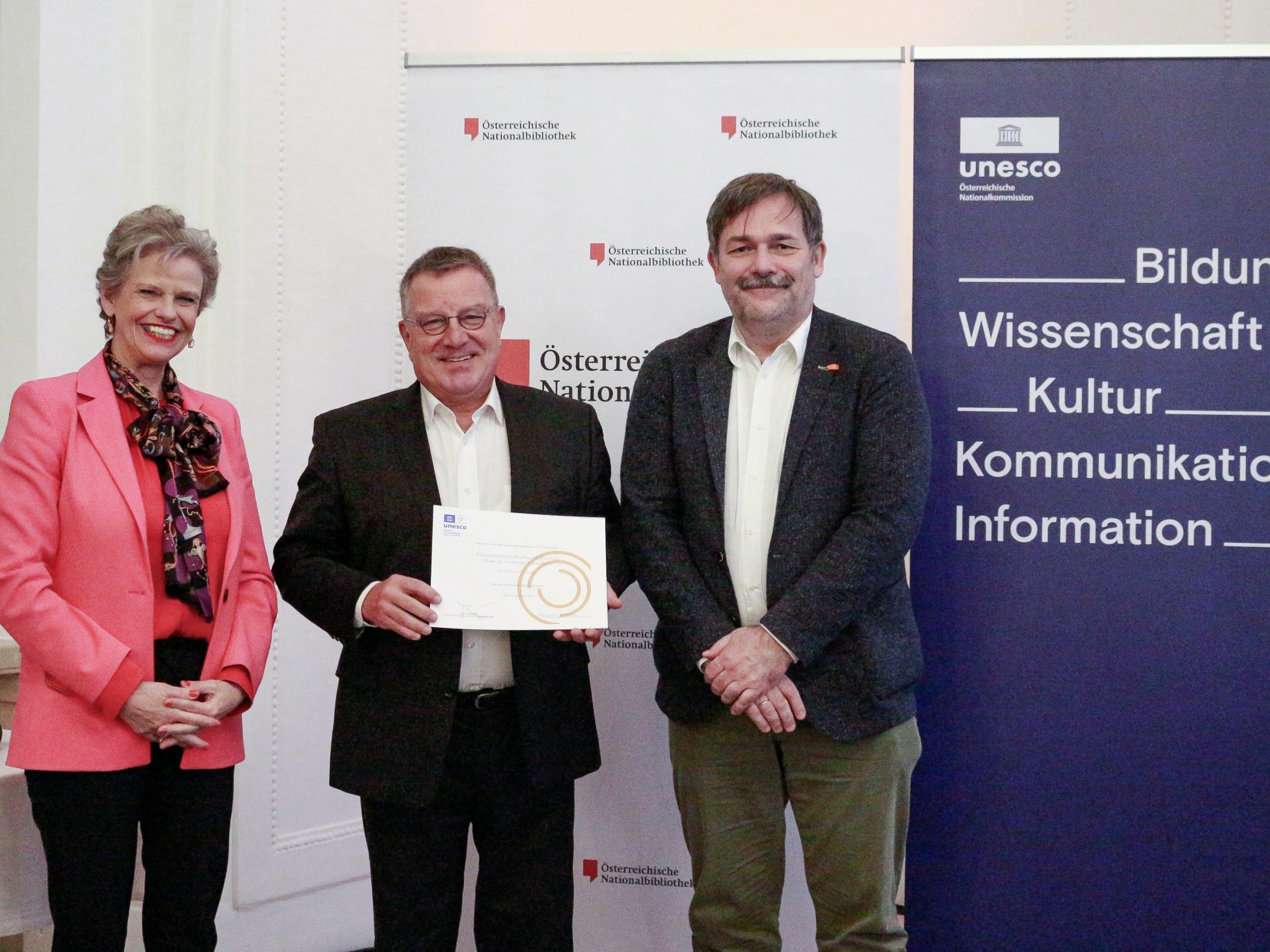 Dr.in Sabine Haag, Präsidentin der Österreichischen UNESCO-Kommission, überreicht die Aufnahmeurkunde an DDr. Arno Fitz, Obmann des Wirtschaftsarchivs Vorarlberg, und dessen Stv. und Kassier Karlheinz Kindler (rechts). Dr.in Sabine Haag, Präsidentin der Österreichischen UNESCO-Kommission, überreicht die Aufnahmeurkunde an DDr. Arno Fitz, Obmann des Wirtschaftsarchivs Vorarlberg, und dessen Stv. und Kassier Karlheinz Kindler (rechts).