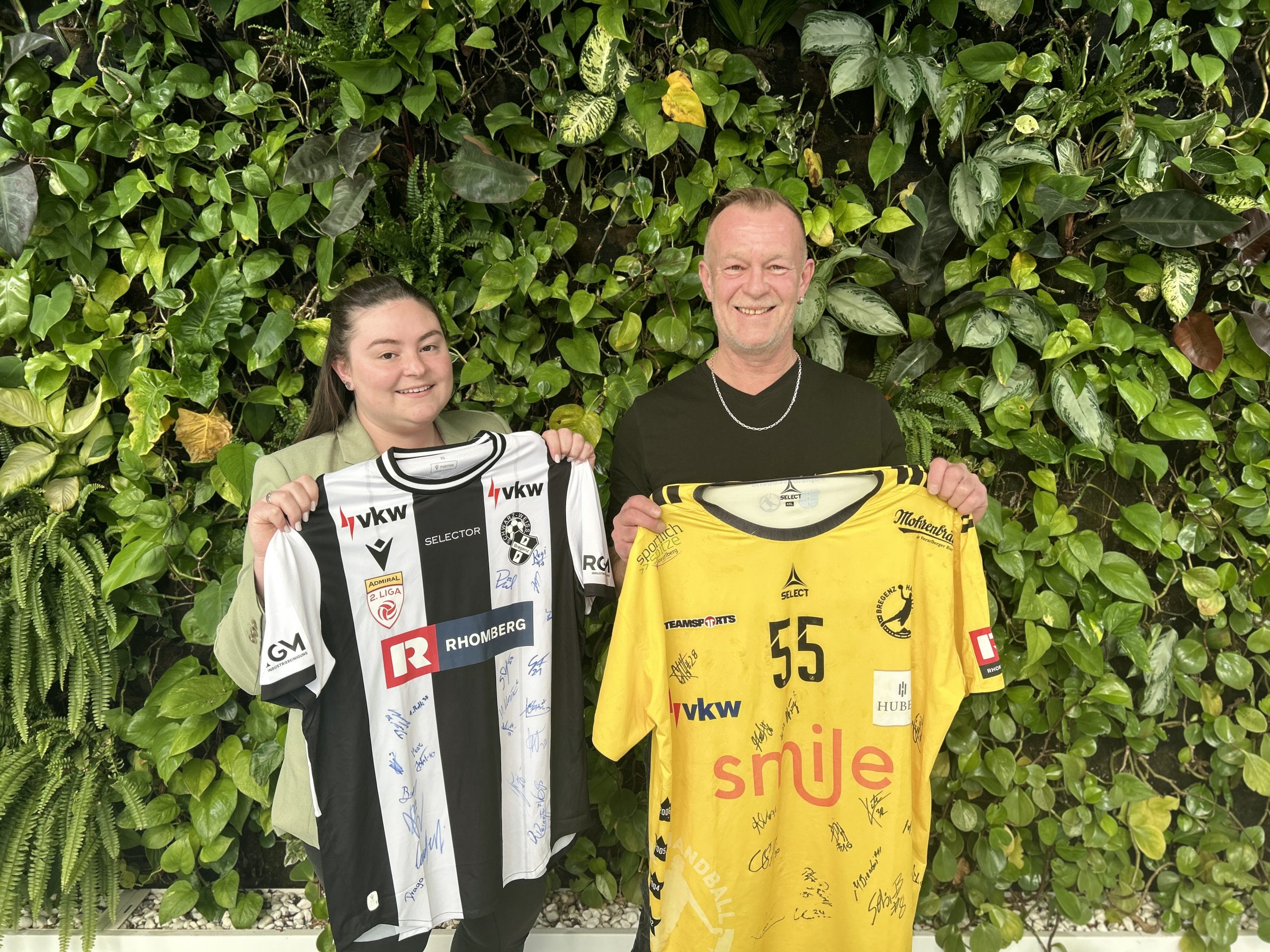 Wolfgang hat gleich zwei Trikots für Lukas ersteigert.