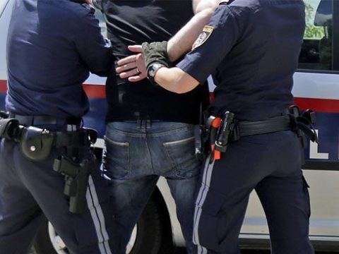 Nachdem der 26-Jährige die Wiener Polizisten attackiert hatte, wurde er vorläufig festgenommen. Nachdem der 26-Jährige die Wiener Polizisten attackiert hatte, wurde er vorläufig festgenommen.