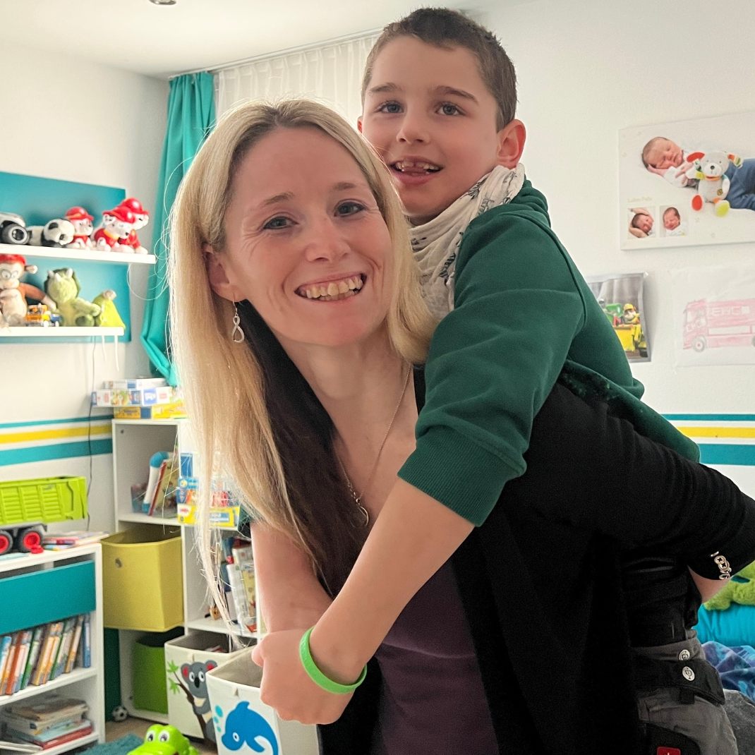 Mit nur drei Jahren erlitt Lukas (7) einen Schlaganfall und ist seither auf ständige Betreuung angewiesen.