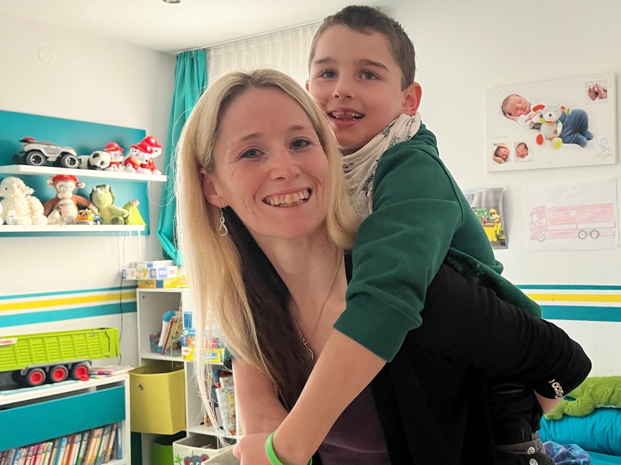 Mit nur drei Jahren erlitt Lukas (7) einen Schlaganfall und ist seither auf ständige Betreuung angewiesen.