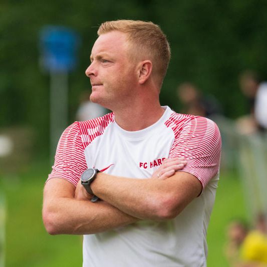 Hard Trainer Herbert Sutter darf sich über einen neuen Spieler freuen.