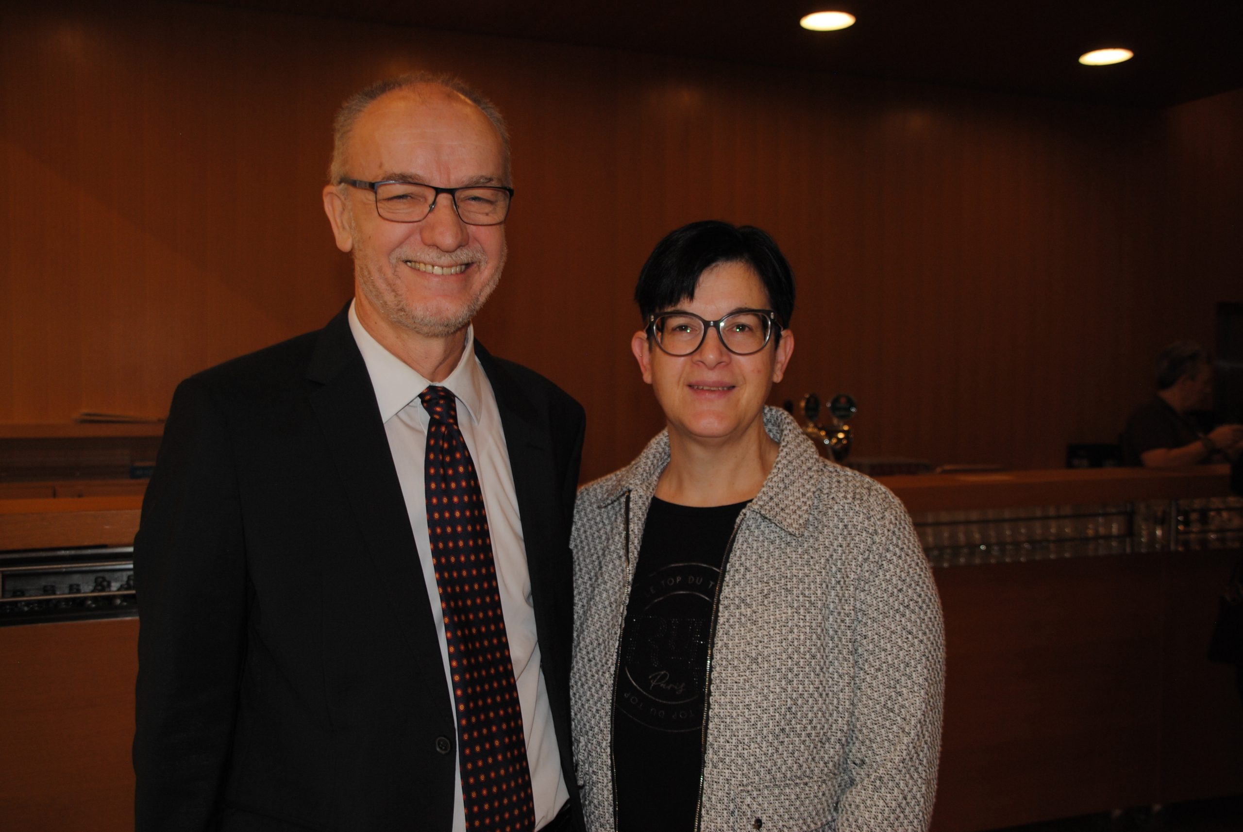 Karl Bitschnau und Brigitte Scheidbach.: Karl Bitschnau und Brigitte Scheidbach von Hospiz Vorarlberg konnten zahlreiche Gäste in der Kulturbühne AMBACH begrüßen.
