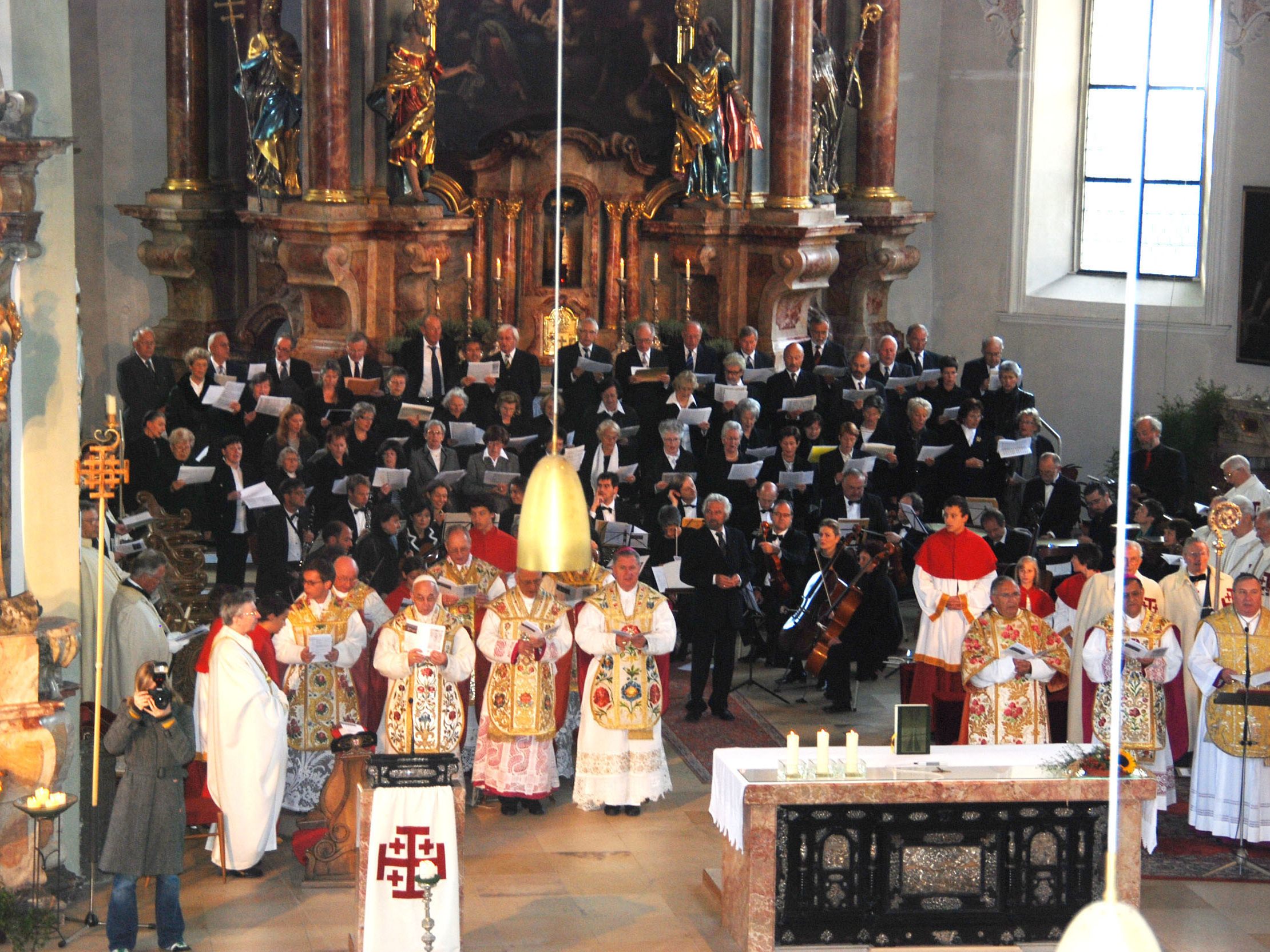 Edgar Odo Polzer mit Orchester und Kirchenchor bei einer feierlichen hl.  Messe.