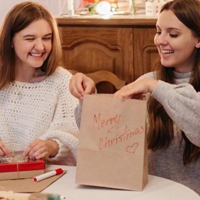 Unter www.aha.or.at/gruene-weihnachten finden Jugendliche Tipps und Anregungen für ein umweltfreundliches Weihnachtsfest