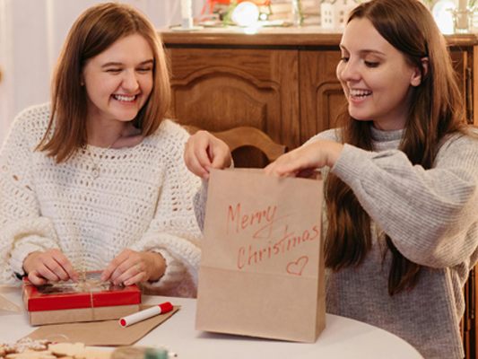 Unter www.aha.or.at/gruene-weihnachten finden Jugendliche Tipps und Anregungen für ein umweltfreundliches Weihnachtsfest