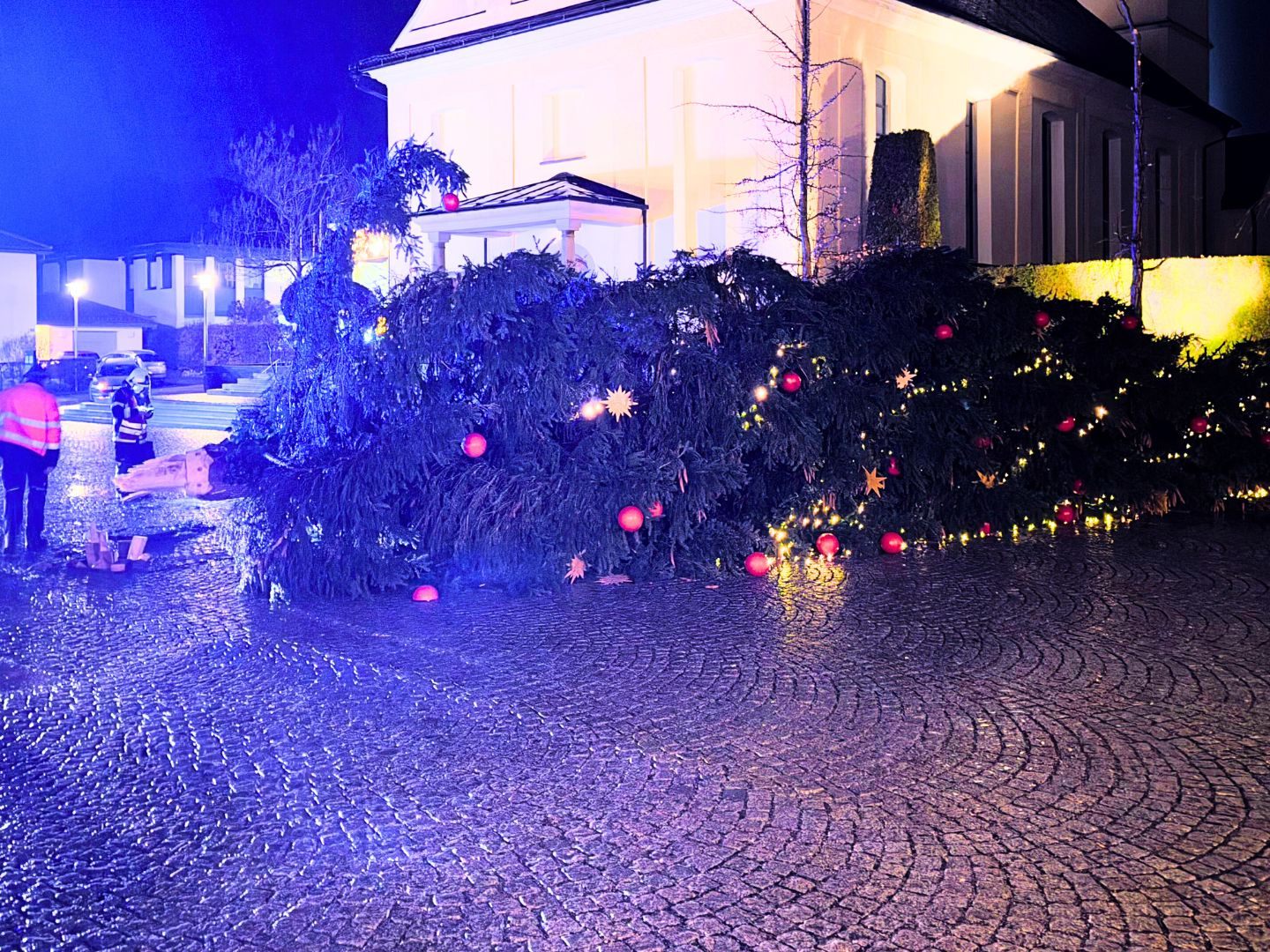 Weihnachtsbaum umgestürzt