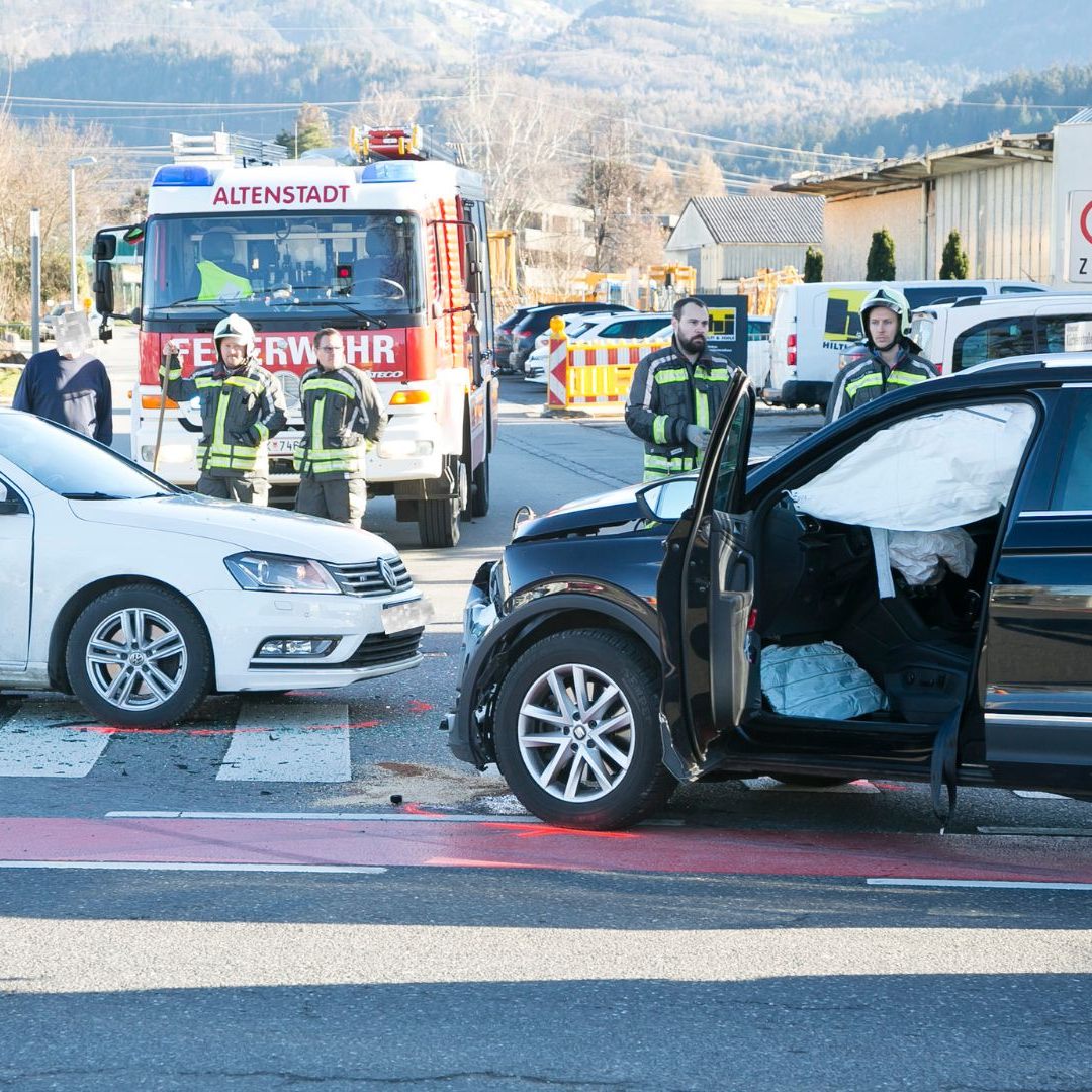 Mehrere Verletzte nach Pkw-Kollision