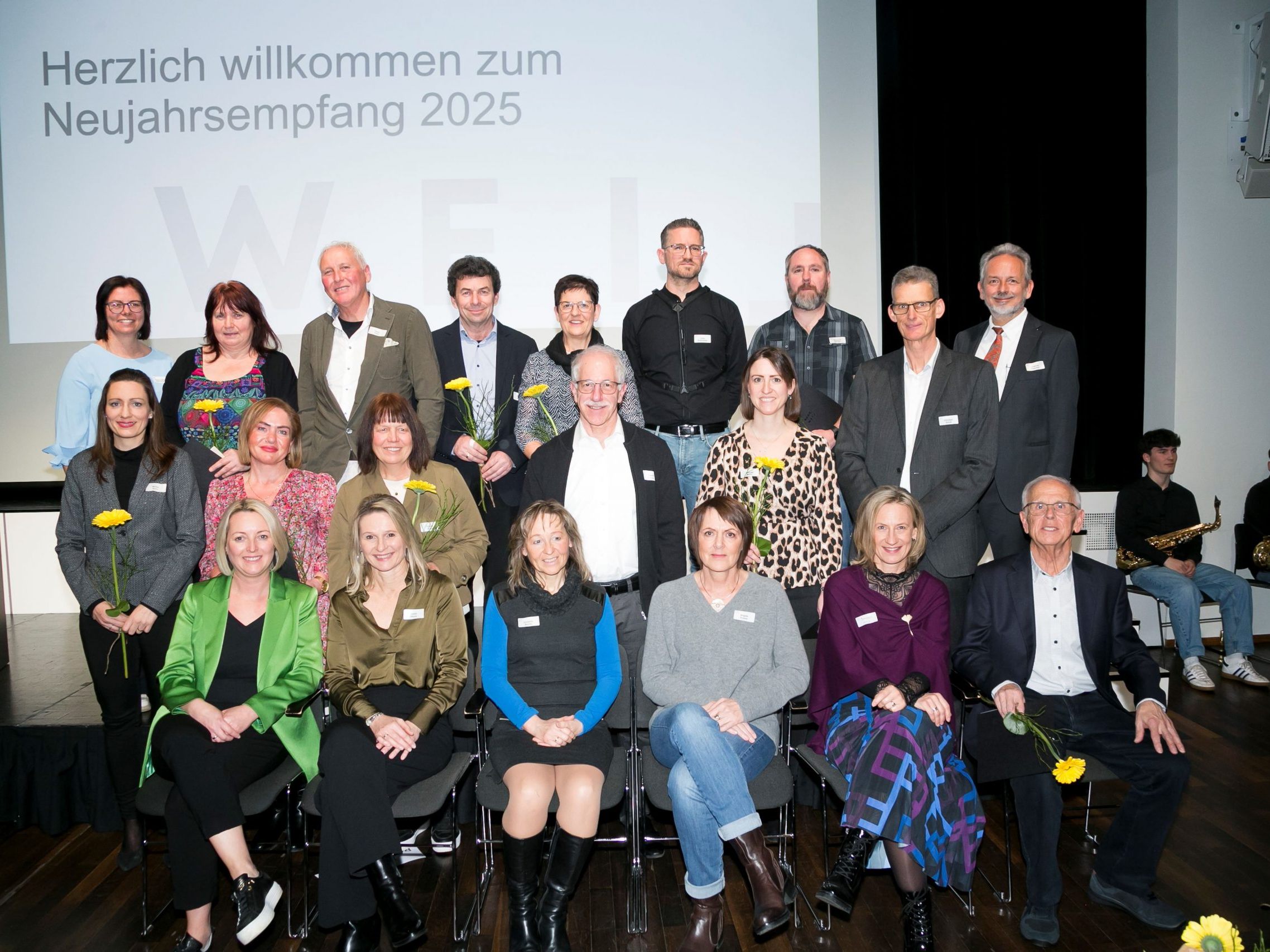 Die geehrten Mitarbeiter:innen der Marktgemeinde Rankweil mit Bgm. Katharina Wöß-Krall und Vertreter:innen der Verwaltung und der Personalvertretung. Die geehrten Mitarbeiter:innen der Marktgemeinde Rankweil mit Bgm. Katharina Wöß-Krall und Vertreter:innen der Verwaltung und der Personalvertretung.