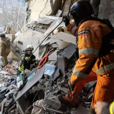 Ein Hochhaus in Sumy wurde durch eine russische Drohne zerstört.