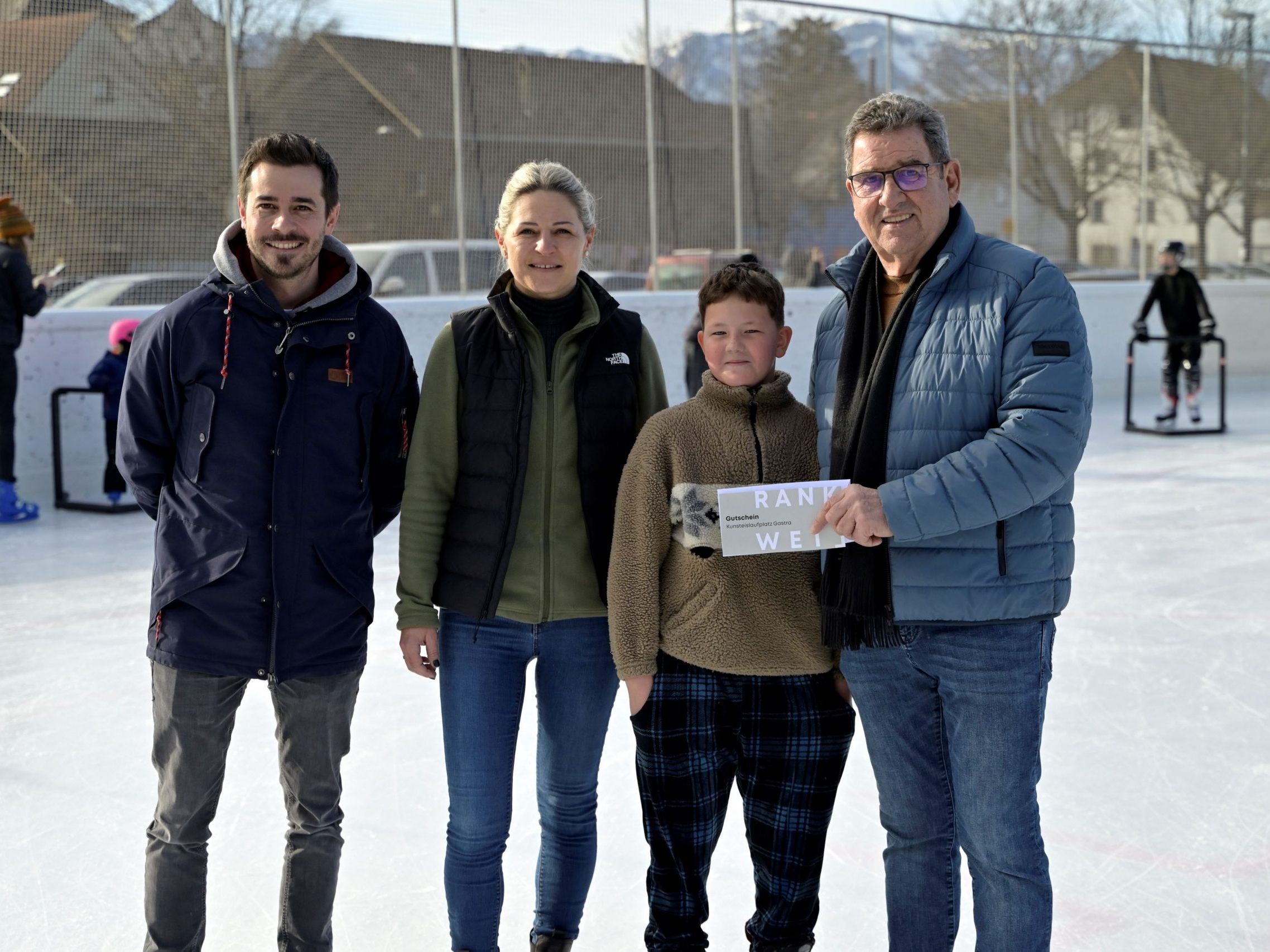 Der glückliche Gewinner Elias Gohm mit Andreas Wally (Marktgemeinde Rankweil), Helene Parigger (Eislaufplatz Rankweil) und Gemeinderat Helmut Jenny Der glückliche Gewinner Elias Gohm mit Andreas Wally (Marktgemeinde Rankweil), Helene Parigger (Eislaufplatz Rankweil) und Gemeinderat Helmut Jenny