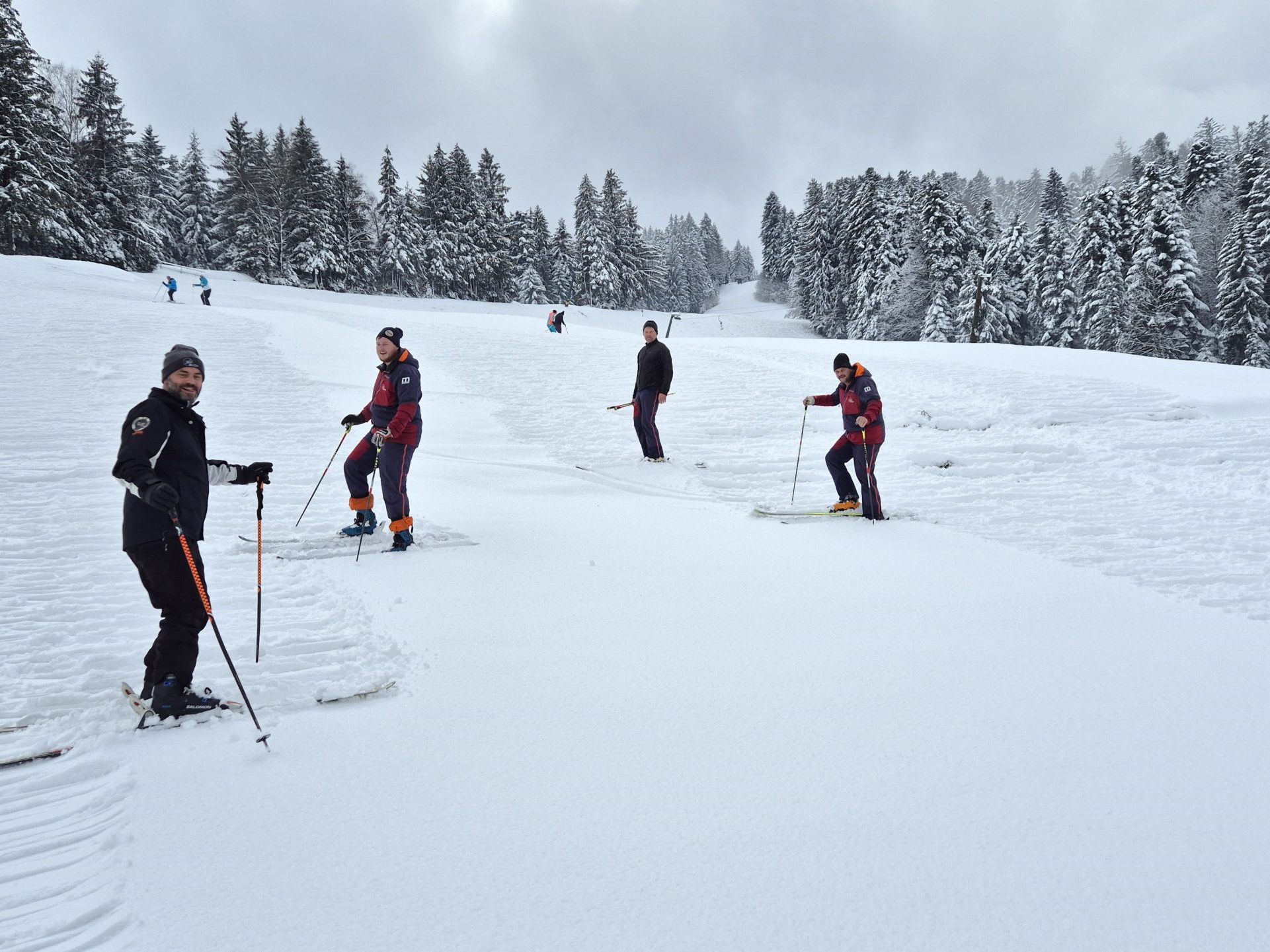 Mitglieder des Sportvereins Buch machten mobil, um die Piste mit einer tragfähigen Schicht für die Skikurse einigermaßen fit zu machen.
